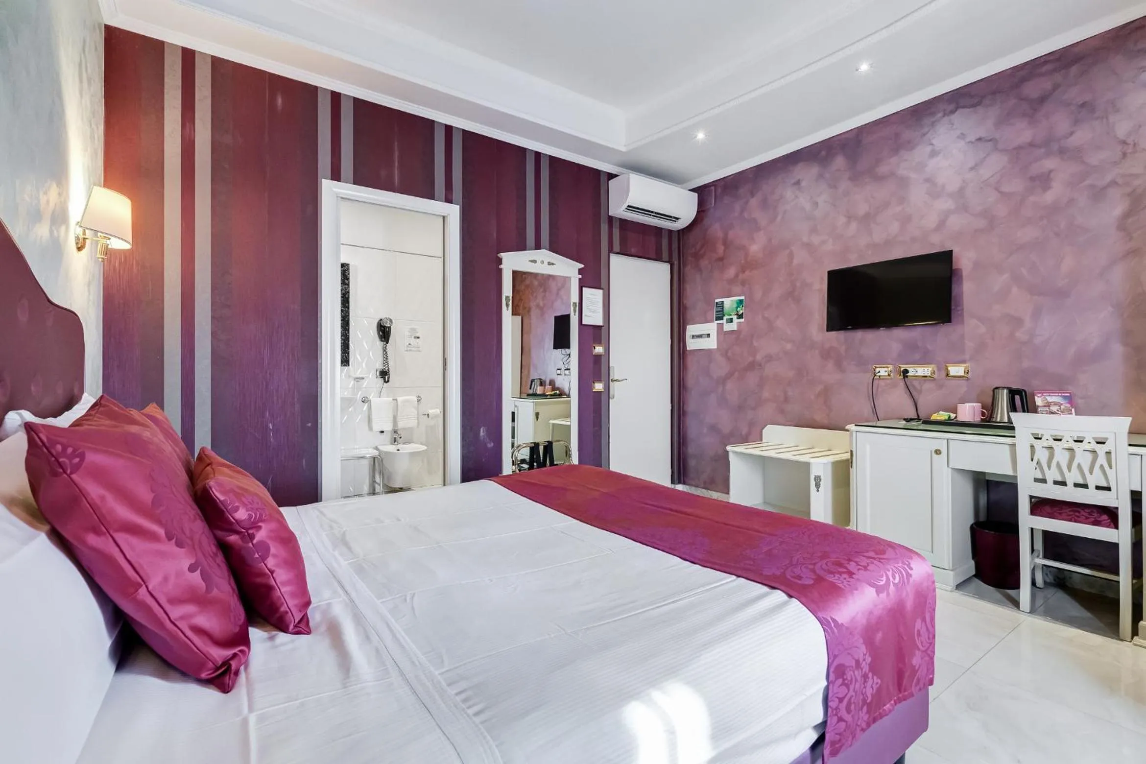 Photo of the whole room, Bed in Navona Queen Rooftop