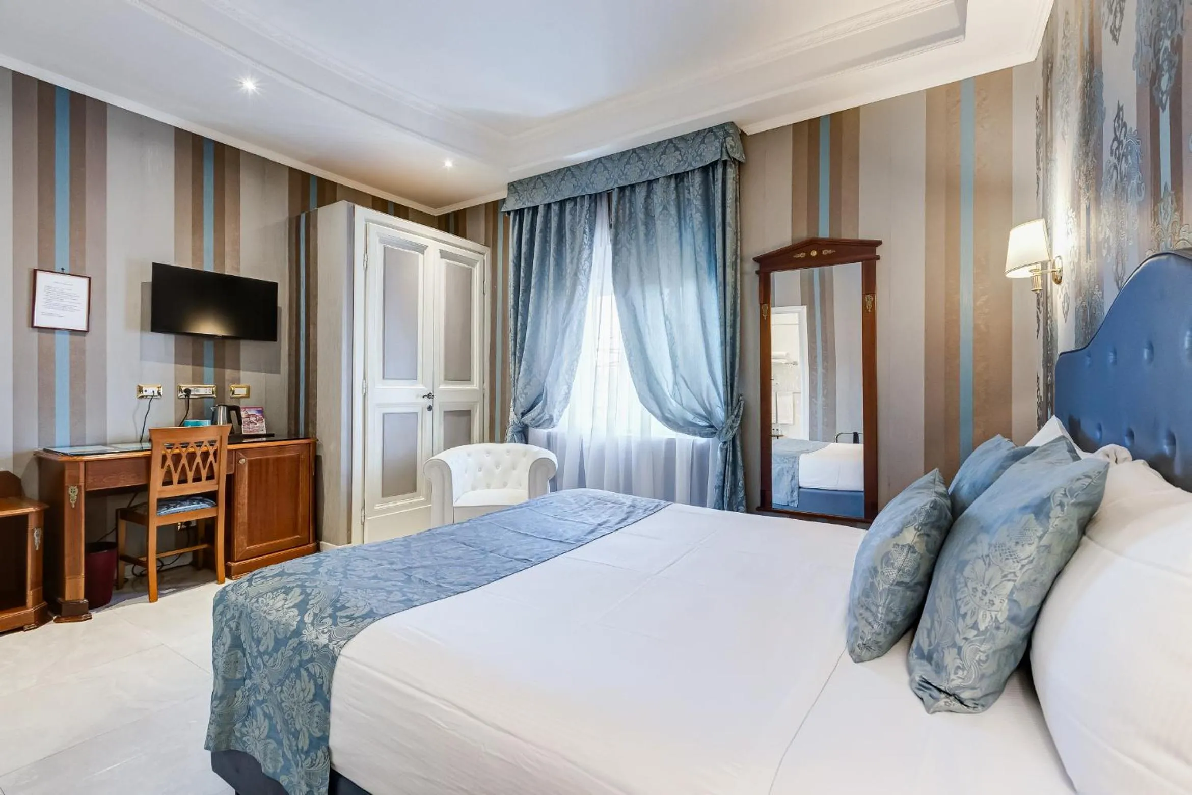 Photo of the whole room, Bed in Navona Queen Rooftop