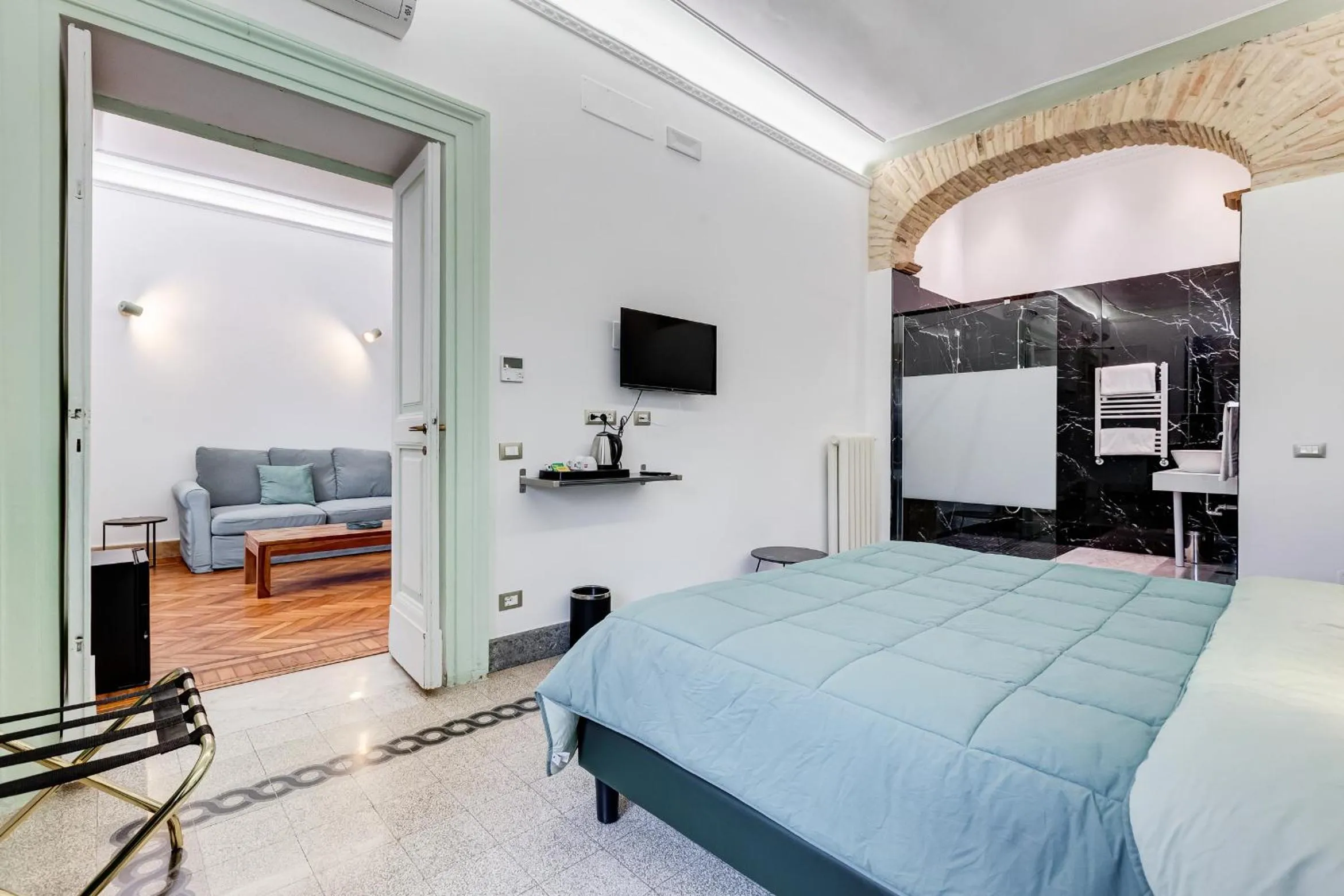 Photo of the whole room, Bed in Navona Queen Rooftop