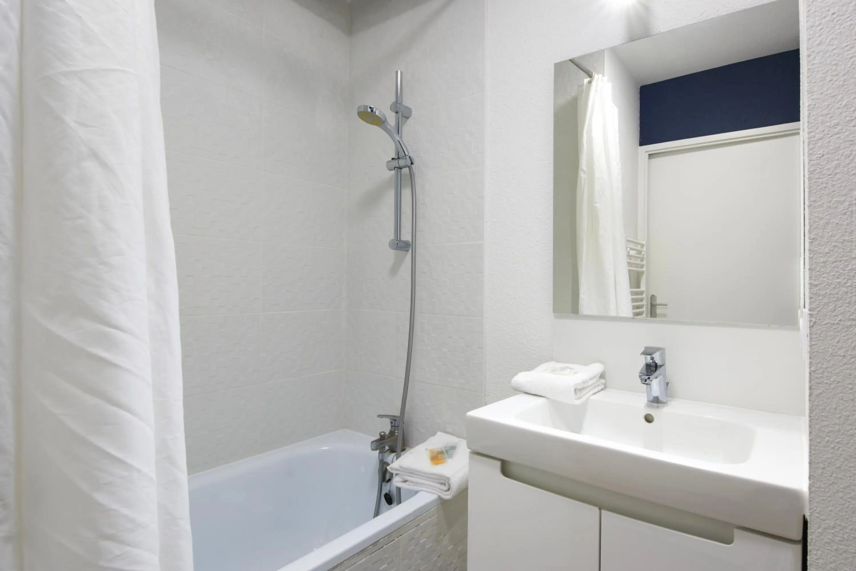 Bathroom in Ténéo Apparthotel Talence - Centre