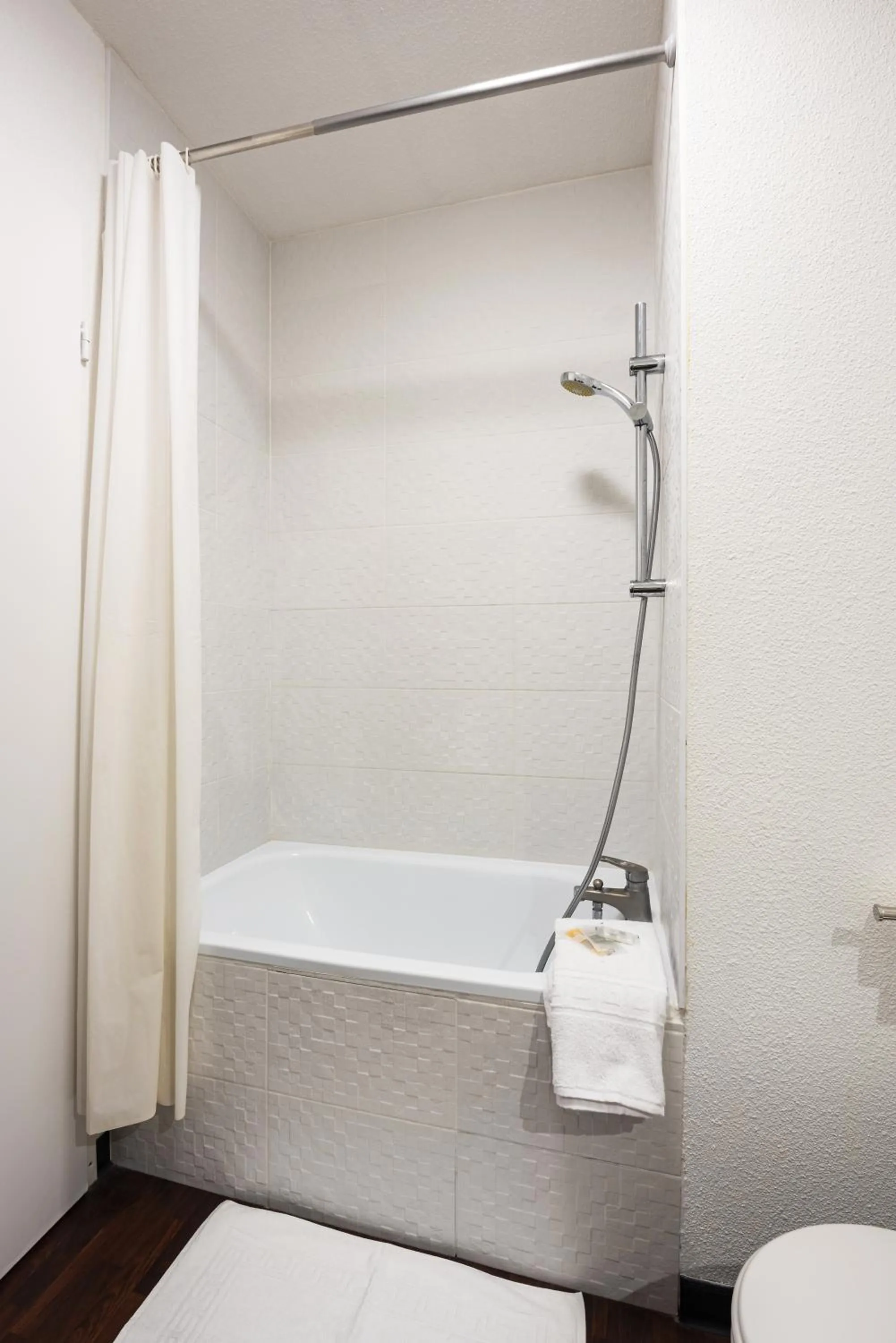 Bathroom in Ténéo Apparthotel Talence - Centre