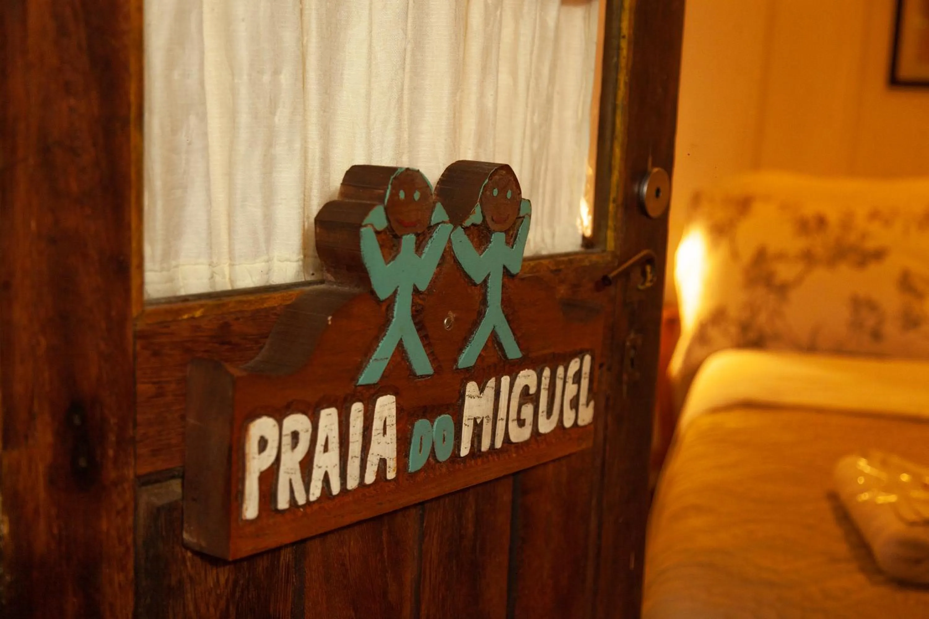 Text overlay in Pousada das Meninas