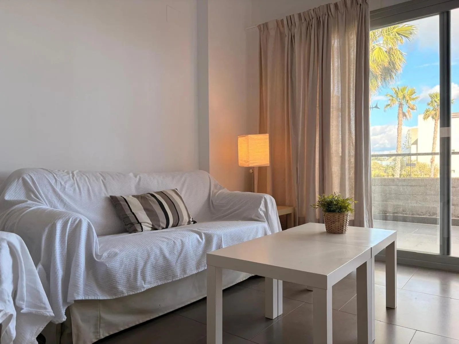 Communal lounge/ TV room, Bed in Life Apartments El Rompido