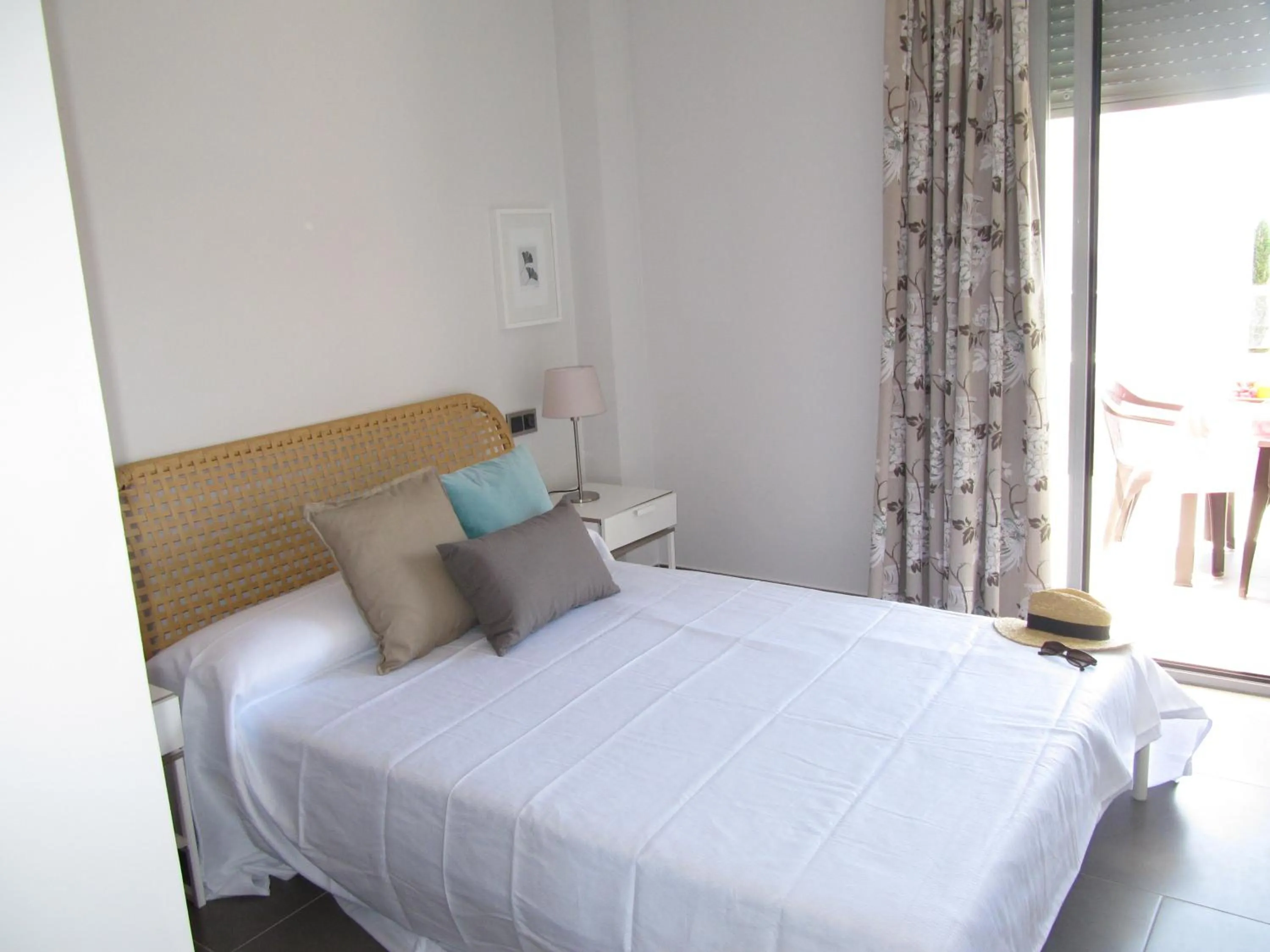 Bedroom, Bed in Life Apartments El Rompido