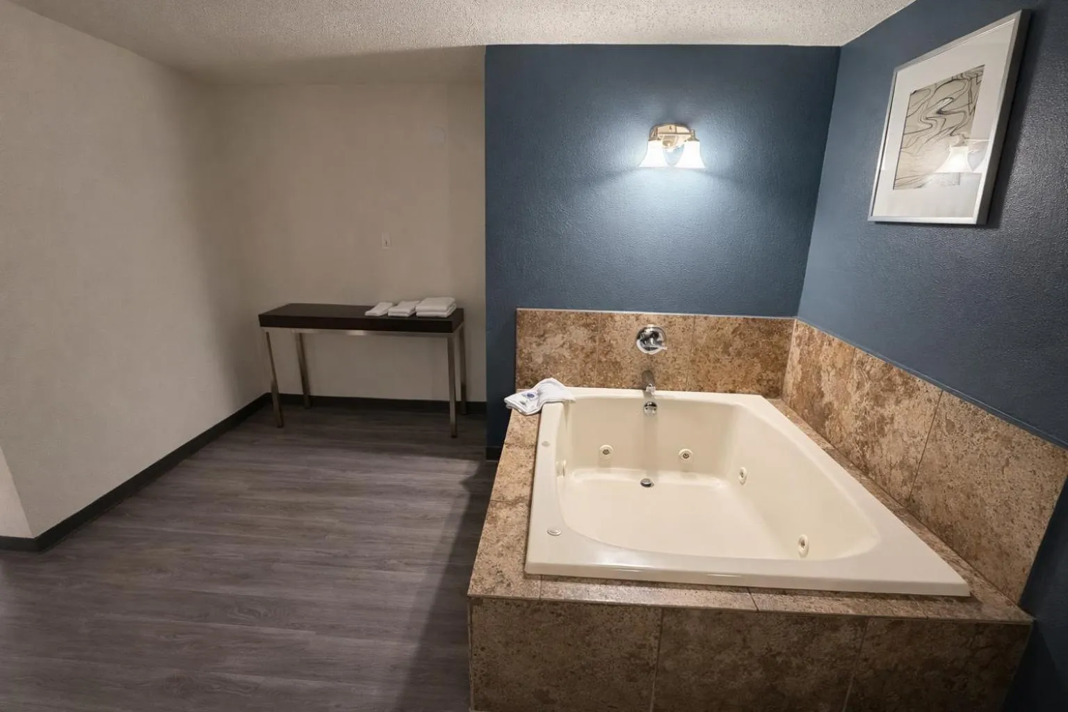 Bath in Express Inn & Suites