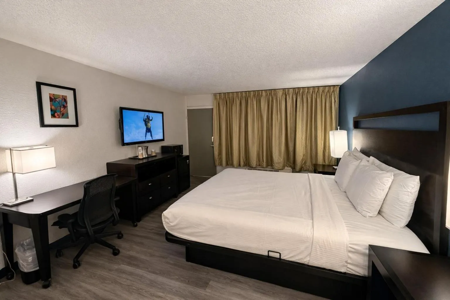 Bedroom, Bed in Express Inn & Suites
