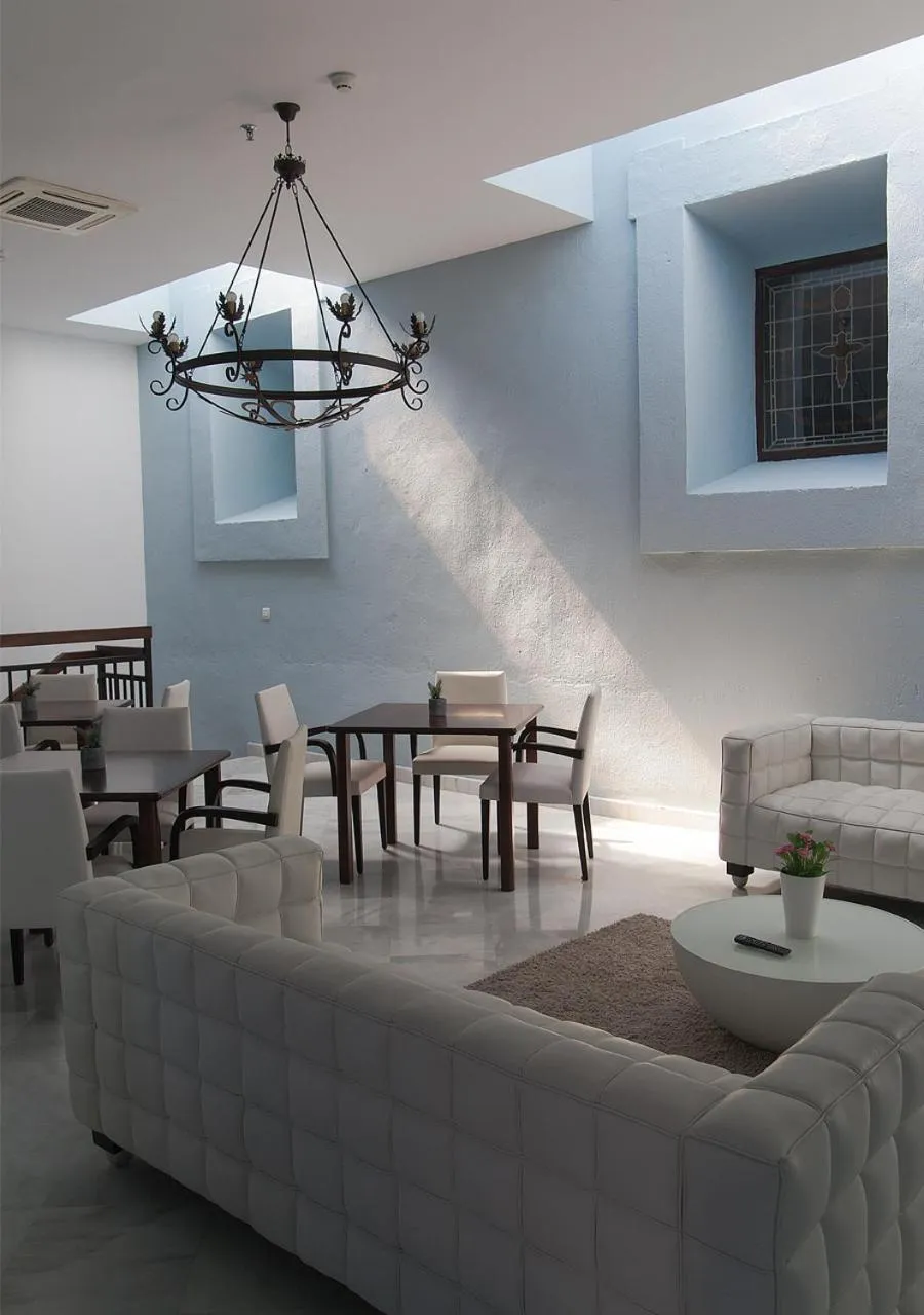 Communal lounge/ TV room in Hotel Boutique Convento Cádiz