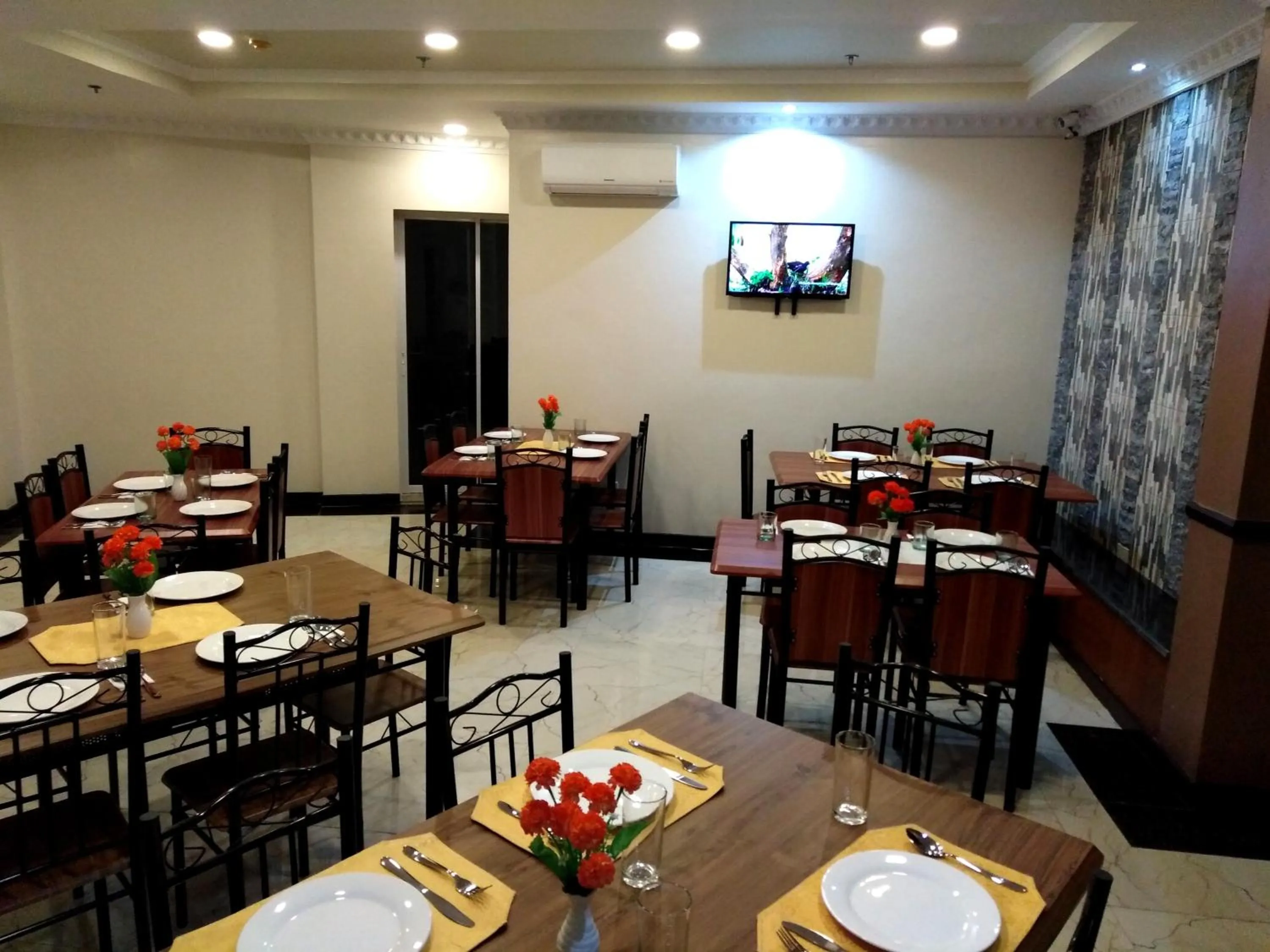 Restaurant/places to eat in Venezia Suites Hotel Iloilo