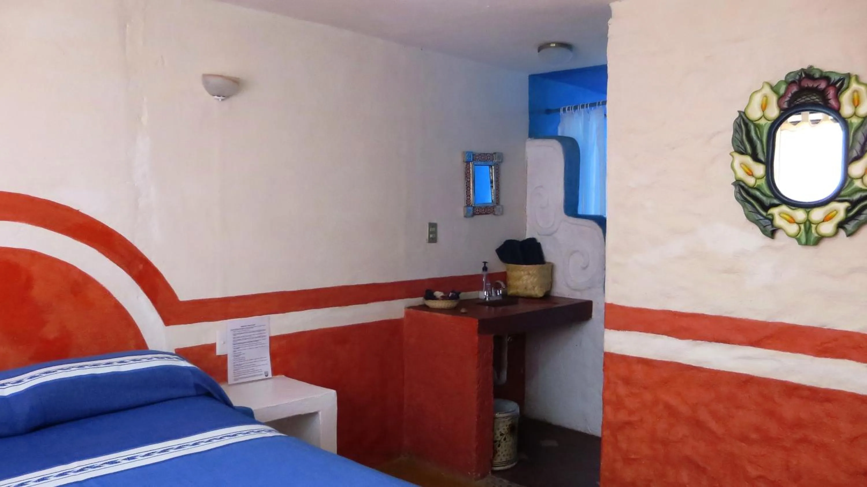 Photo of the whole room, Bed in Posada del Fraile