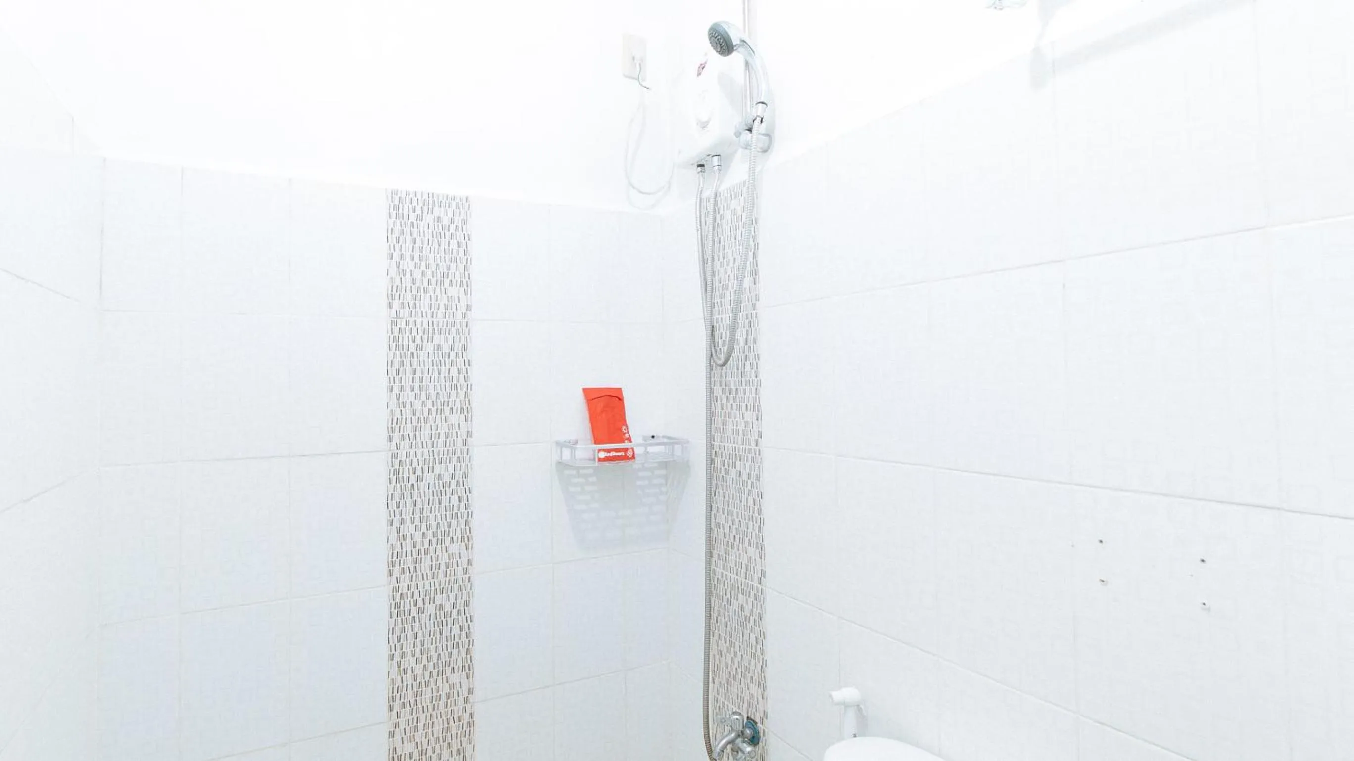 Shower in RedDoorz at A&F C5 Pinagsama Taguig