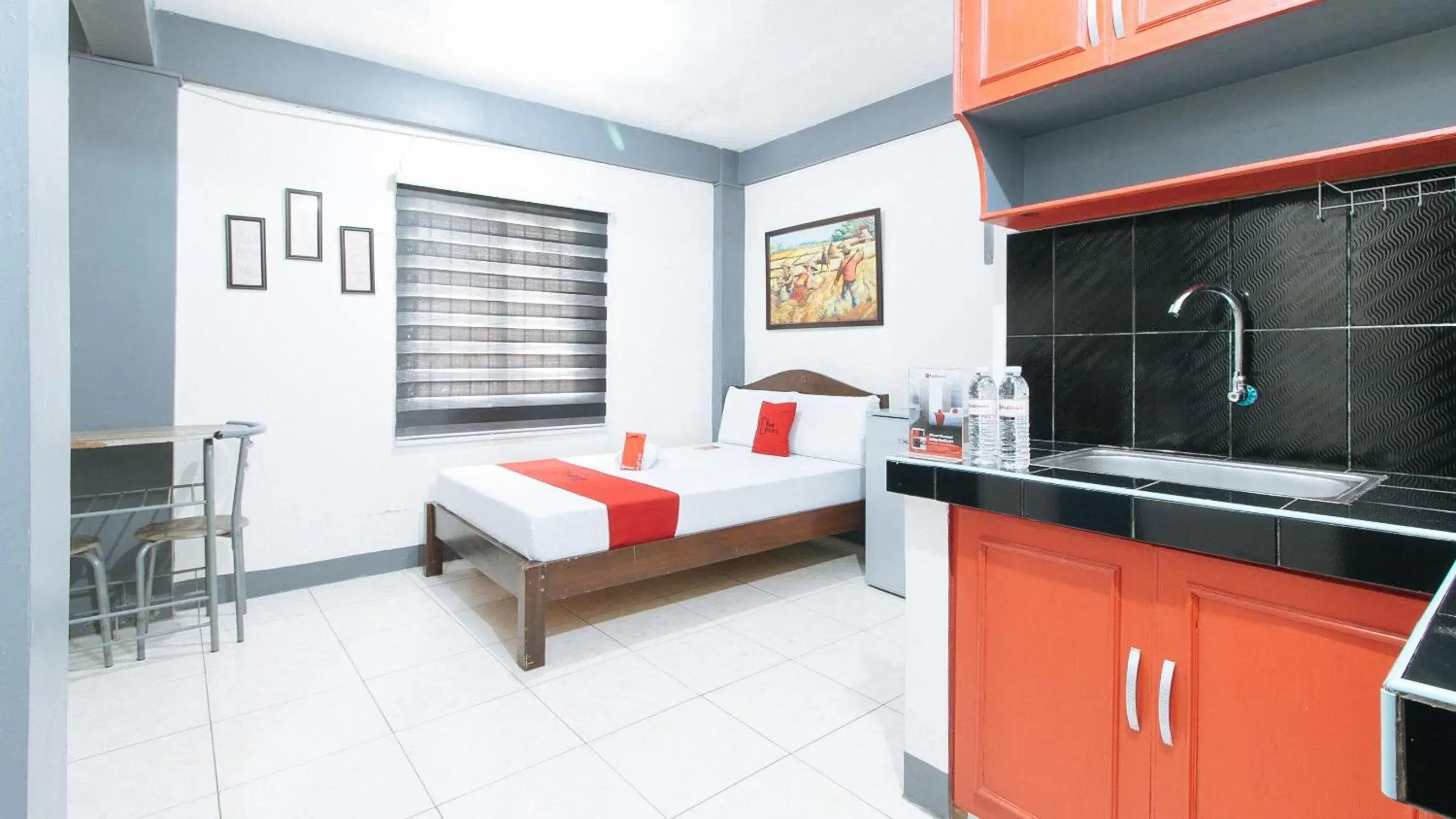 Kitchen or kitchenette, Bed in RedDoorz at A&F C5 Pinagsama Taguig Kitchen or kitchenette, Bed in RedDoorz at A&F C5 Pinagsama Taguig