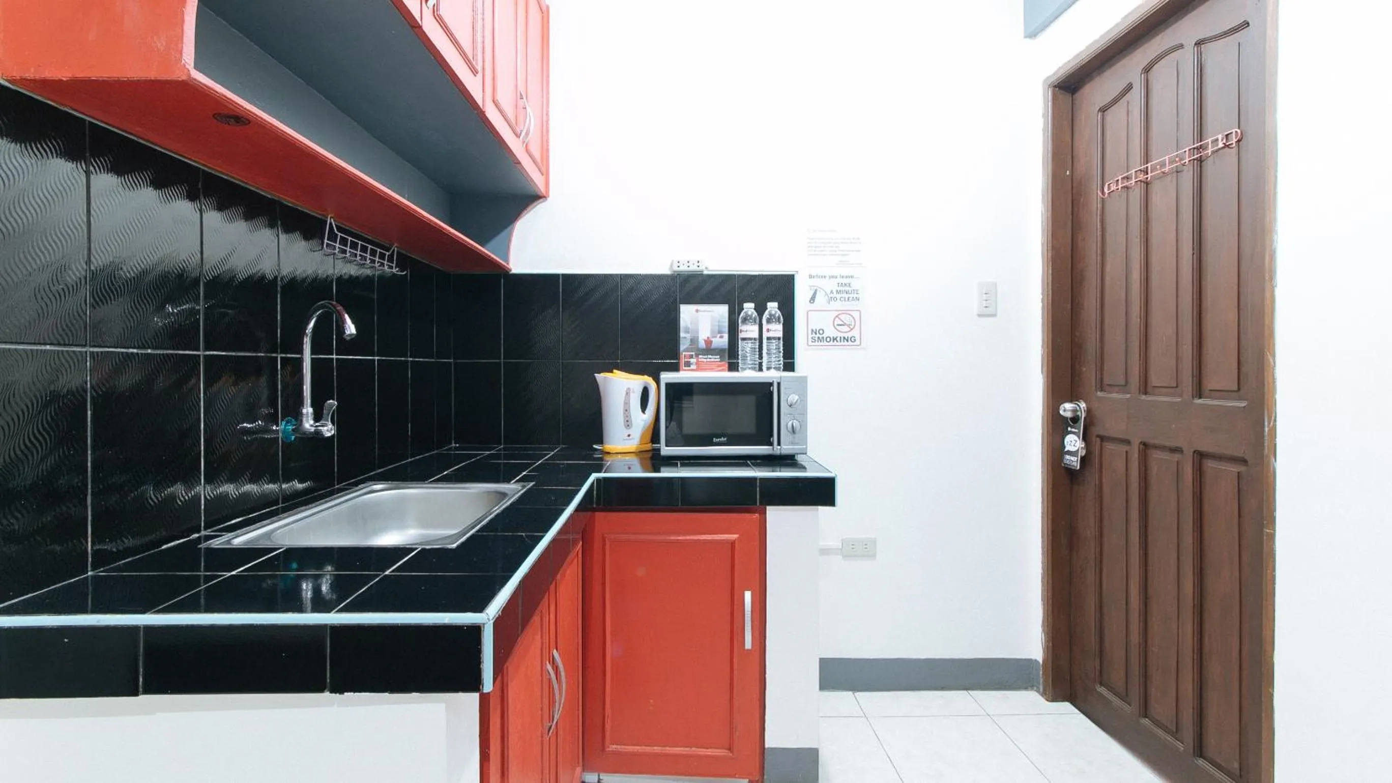 Kitchen or kitchenette in RedDoorz at A&F C5 Pinagsama Taguig