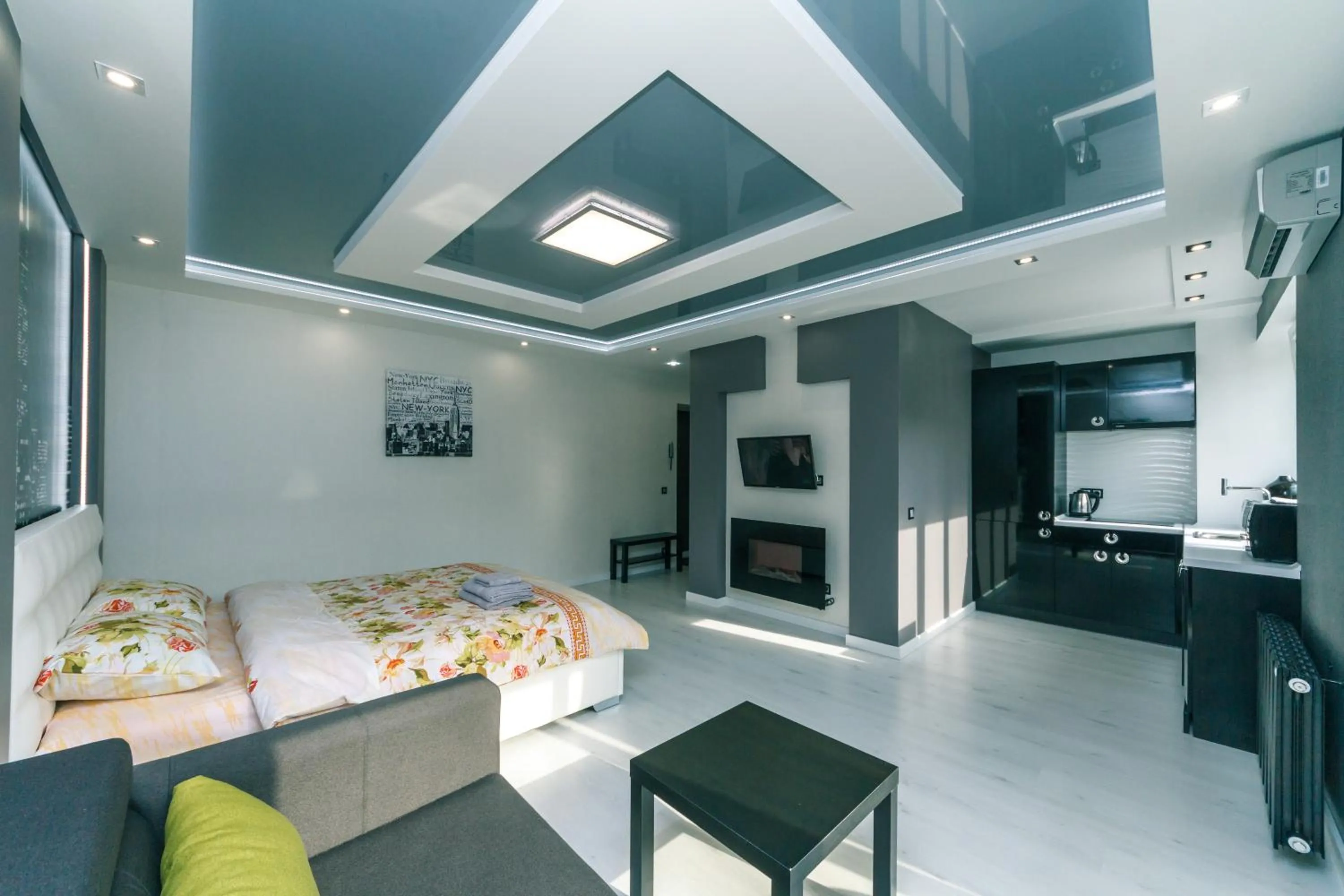 Deluxe VIP Studio Jacuzzi Fireplace on Lesi Ukrainki Boulevard 19 in Luxrent Apartments on Lesi Ukrainki - Kiev
