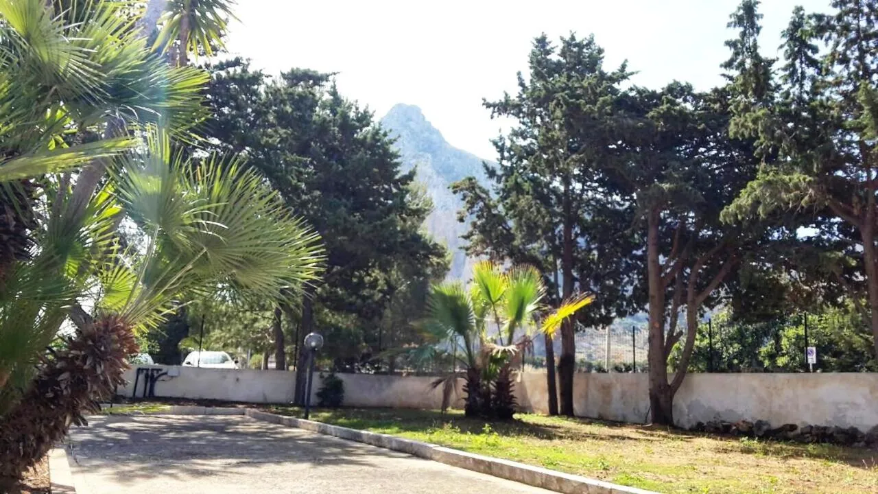 Garden view in B&B "Perla del Sud"