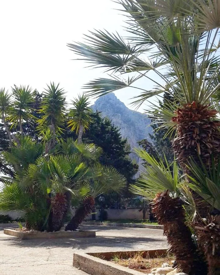 Garden view in B&B "Perla del Sud"
