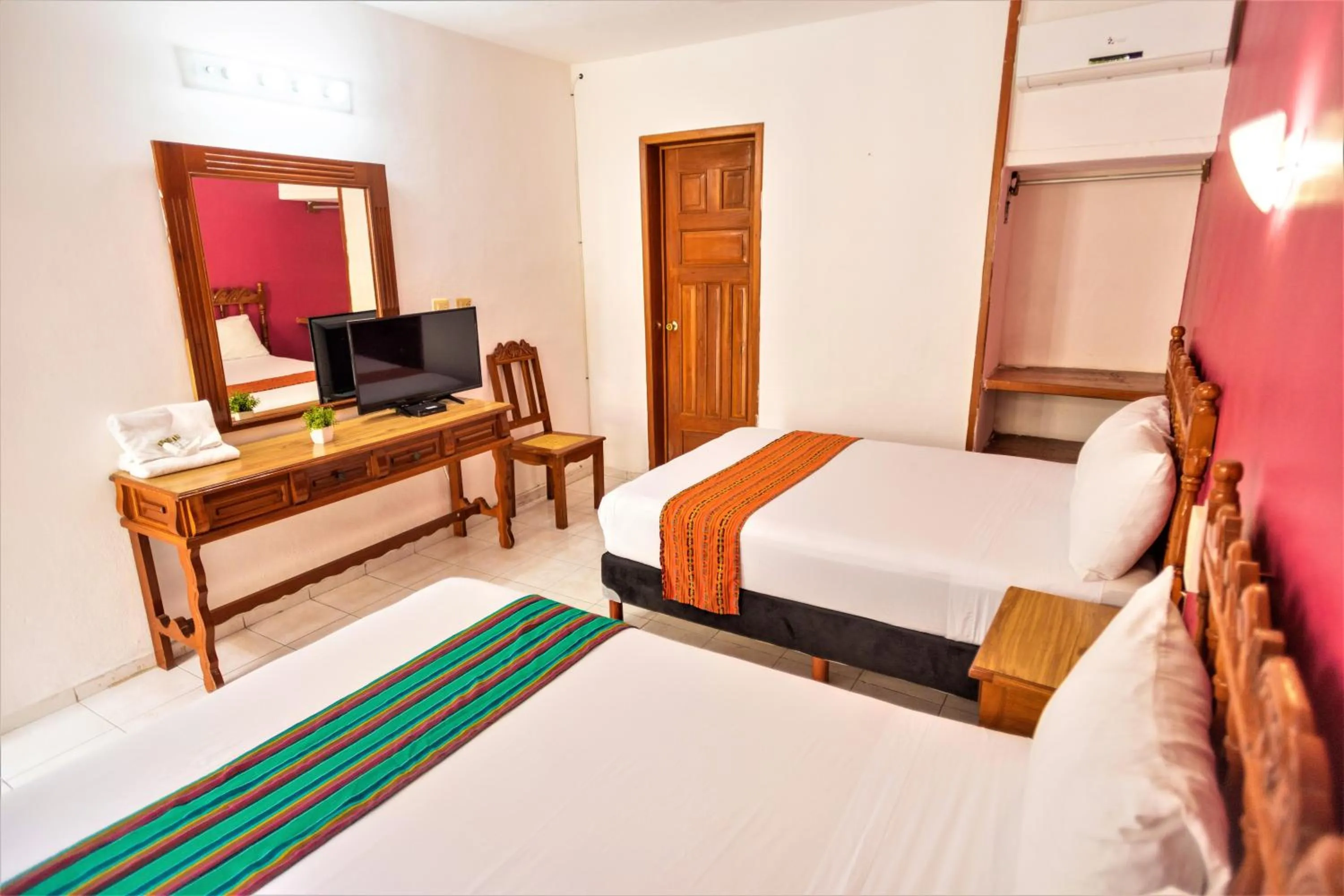 Photo of the whole room, Bed in Hotel San Juan Mérida