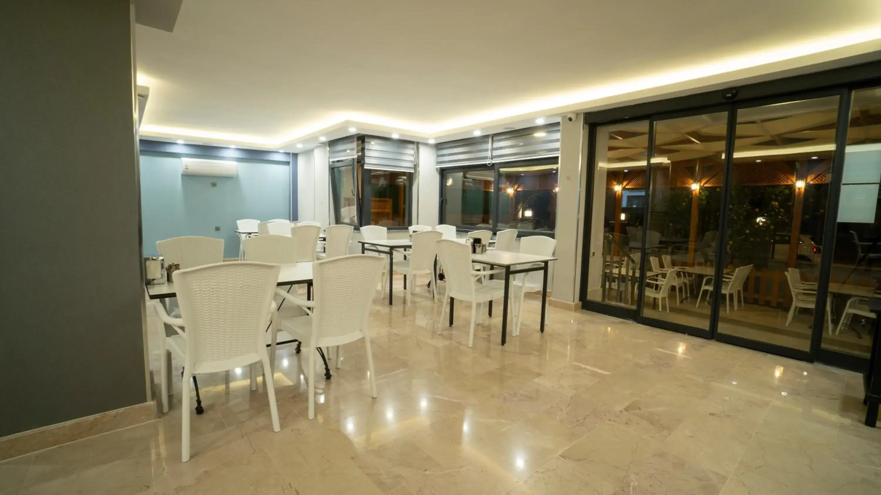 Restaurant/places to eat in OPERA SUITES Apart Hotel Restaurant/places to eat in OPERA SUITES Apart Hotel