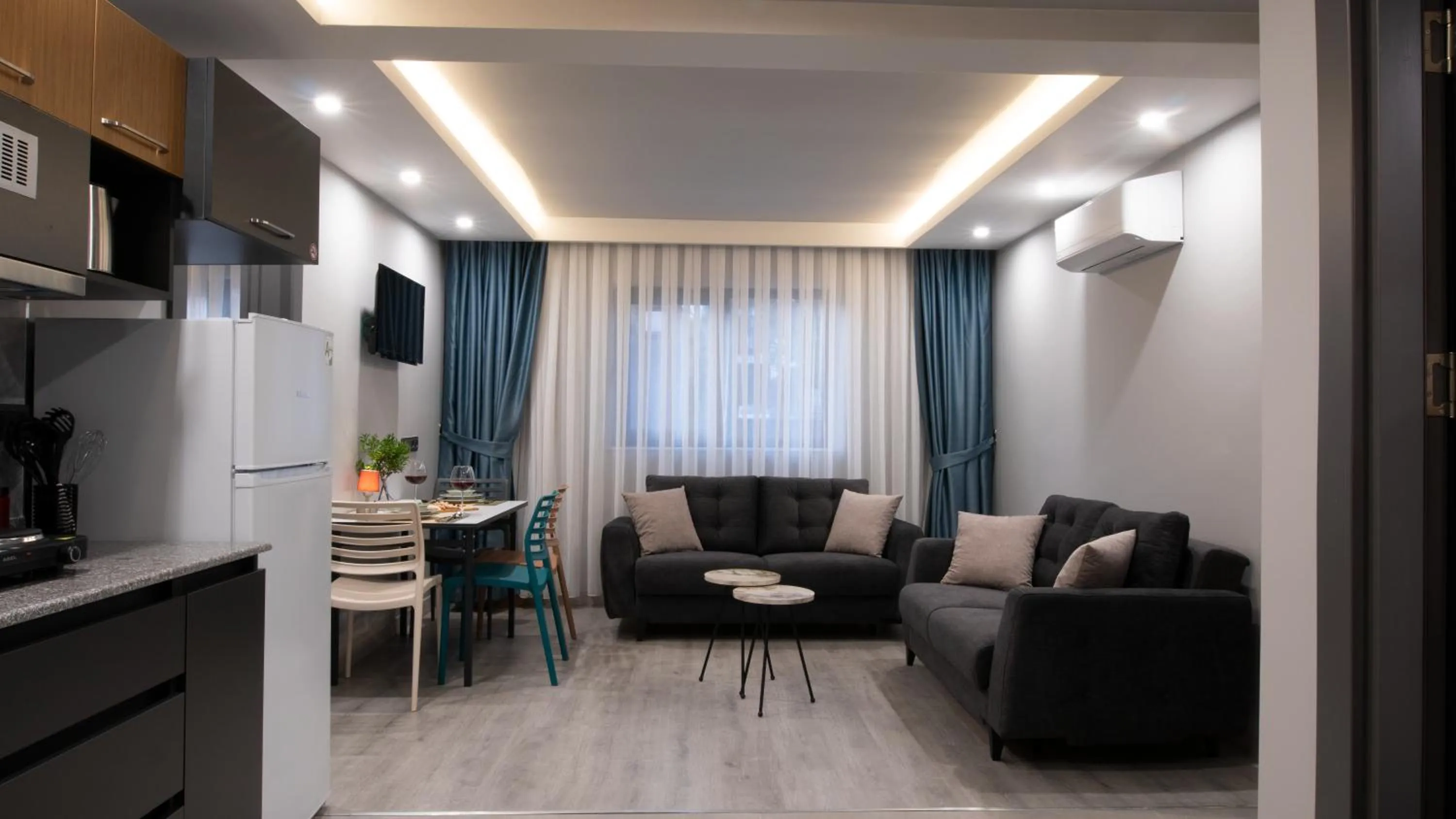 TV and multimedia in OPERA SUITES Apart Hotel