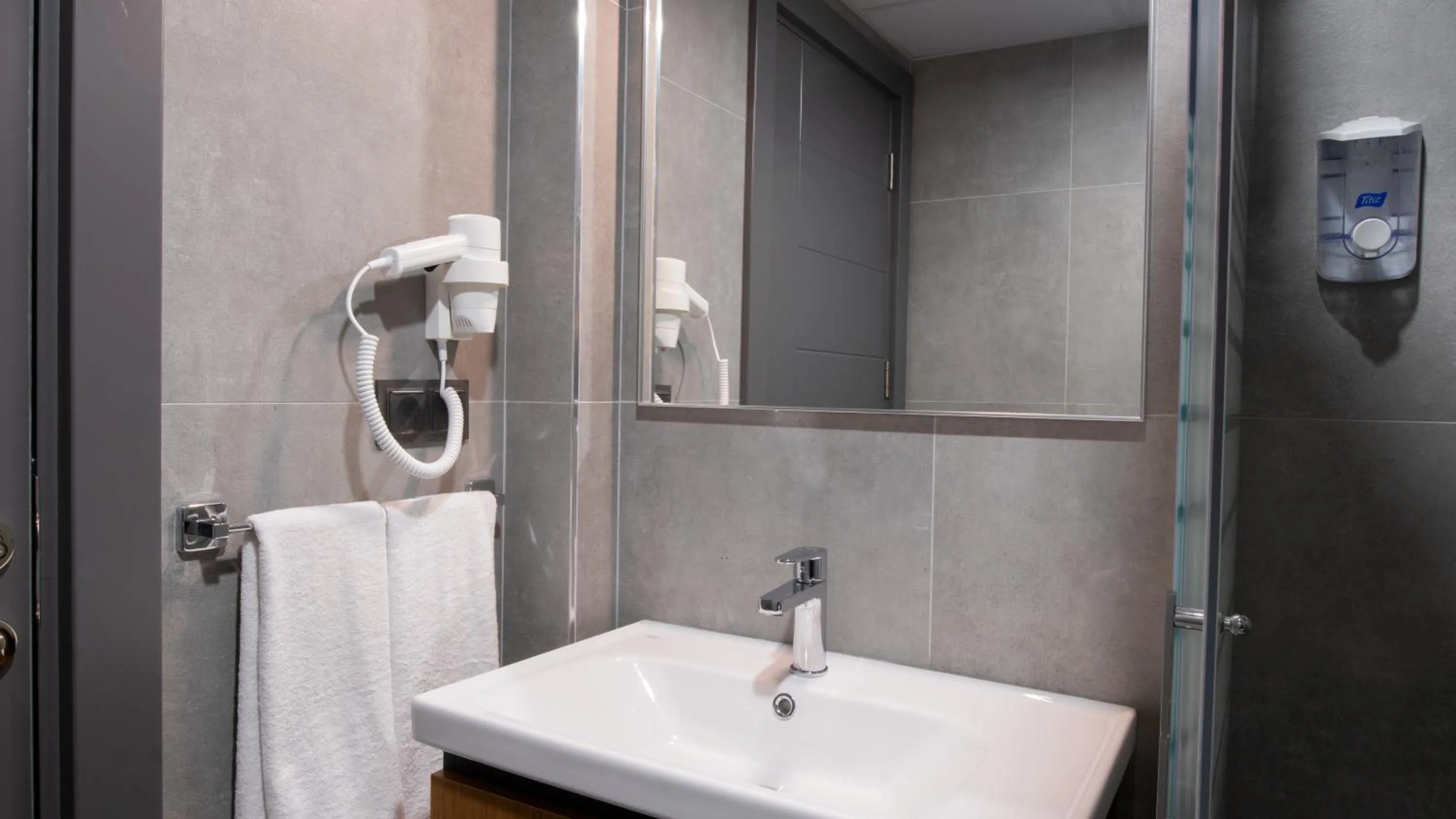 Shower in OPERA SUITES Apart Hotel