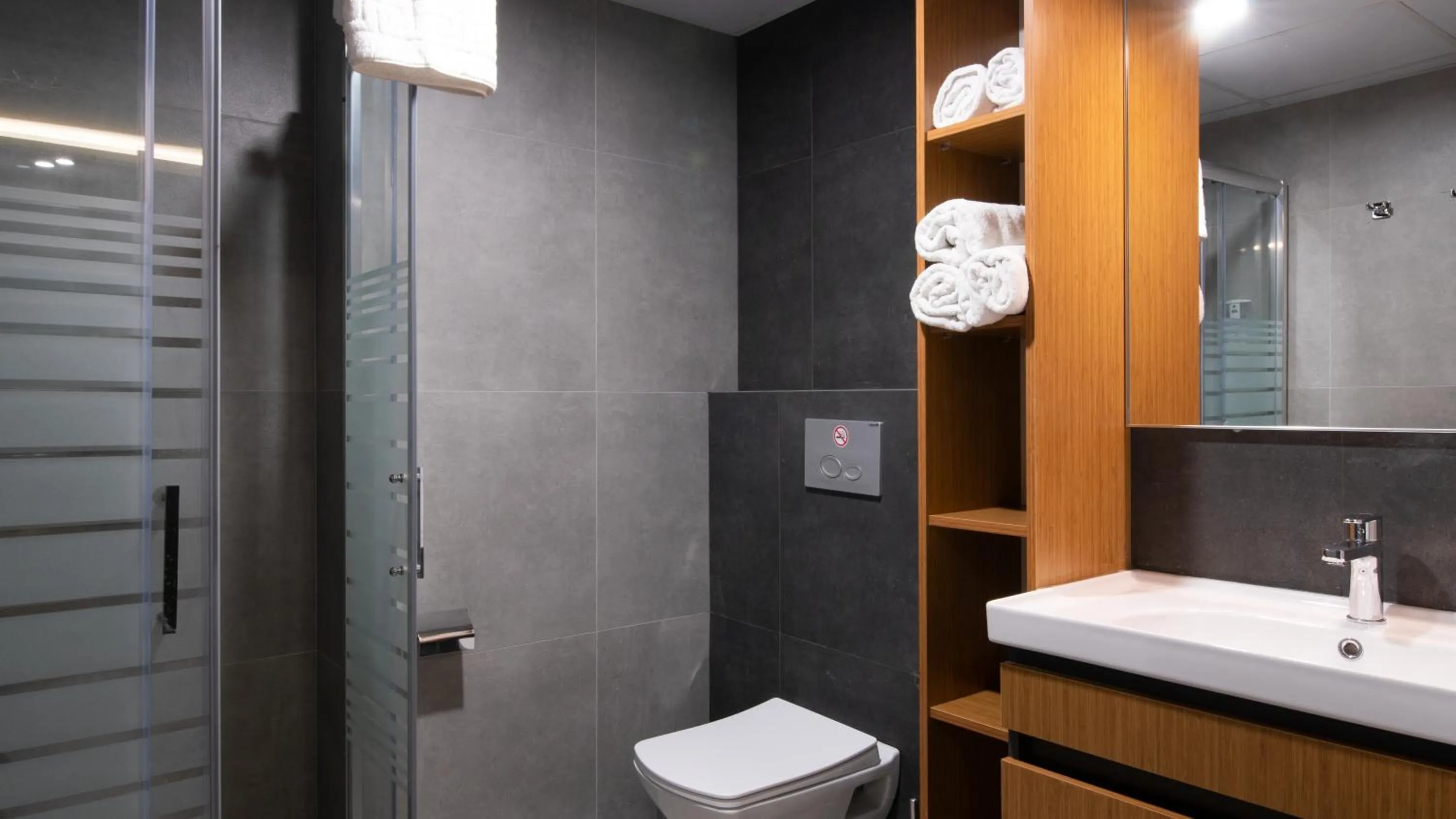 Shower in OPERA SUITES Apart Hotel