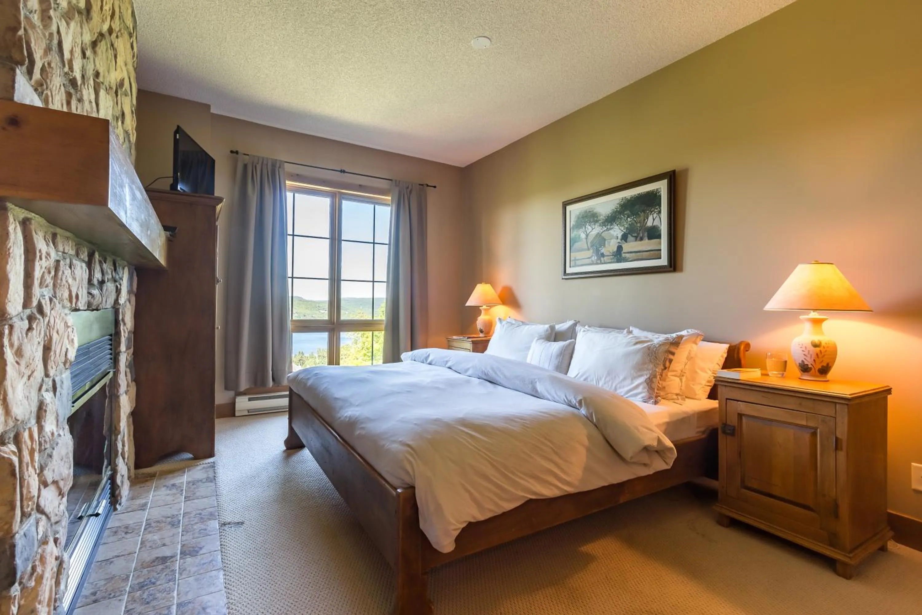 Photo of the whole room, Bed in L'Équinoxe Rendez-Vous Mont-Tremblant