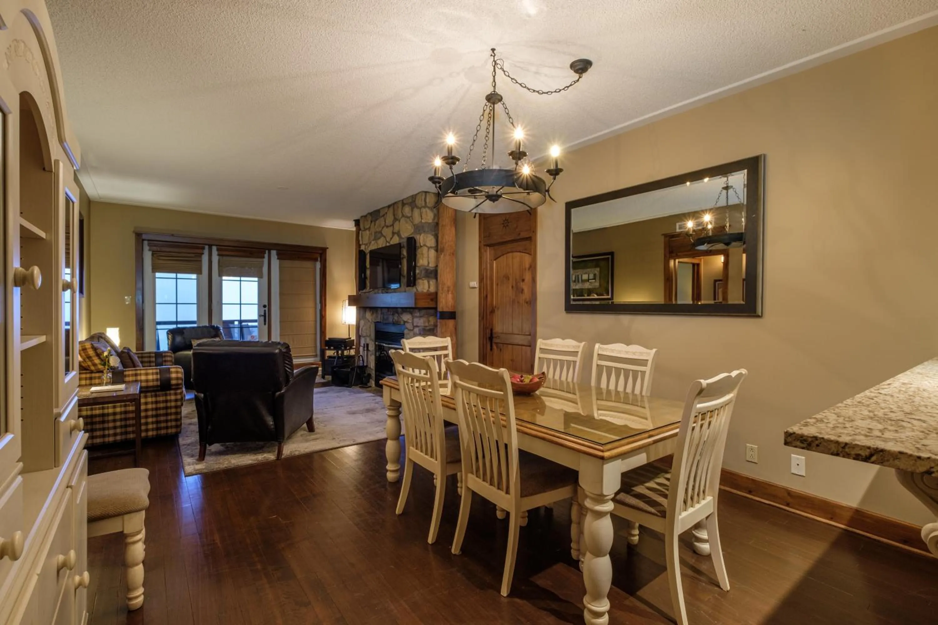 Dining area in L'Équinoxe Rendez-Vous Mont-Tremblant