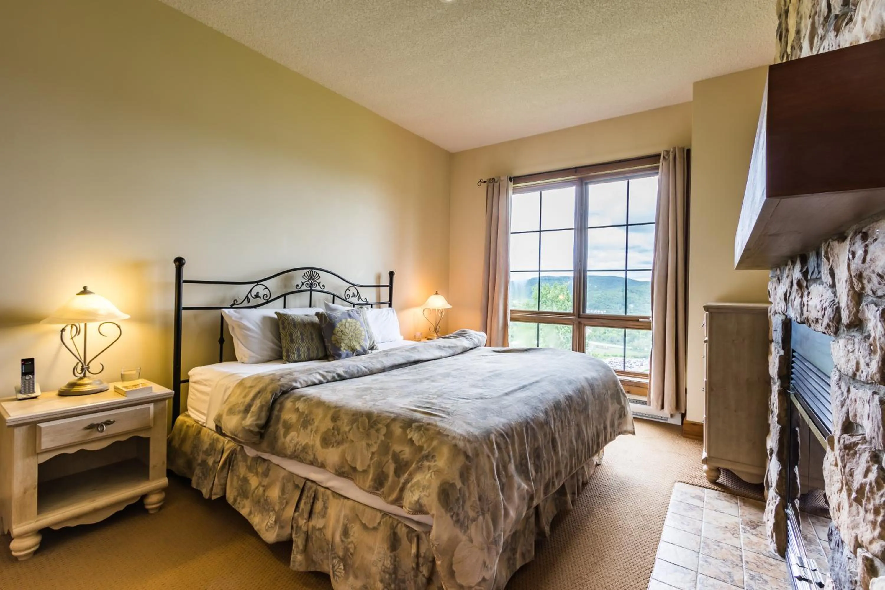 Bed in L'Équinoxe Rendez-Vous Mont-Tremblant