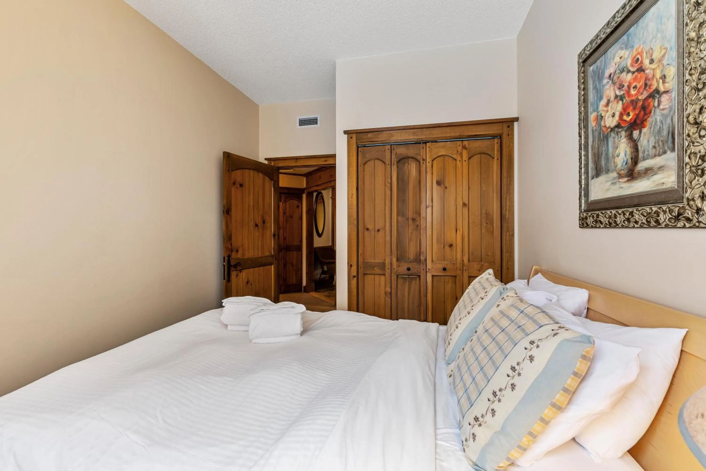 Bed in L'Équinoxe Rendez-Vous Mont-Tremblant