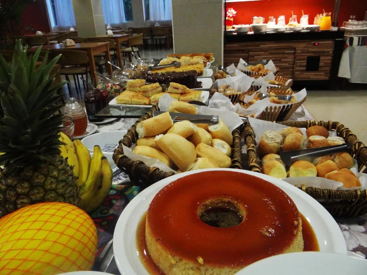 Food and drinks in Emirates Hotel & Suites