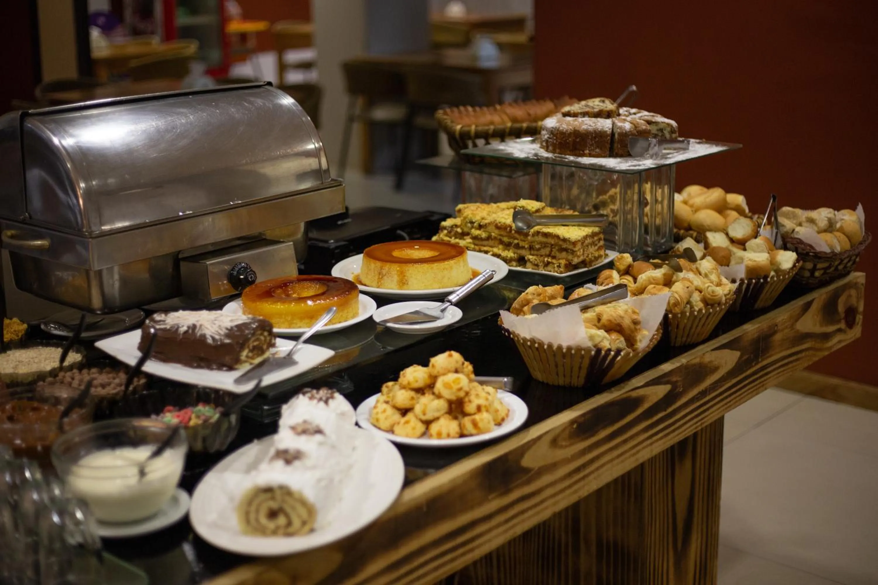 Emirates Hotel & Suites