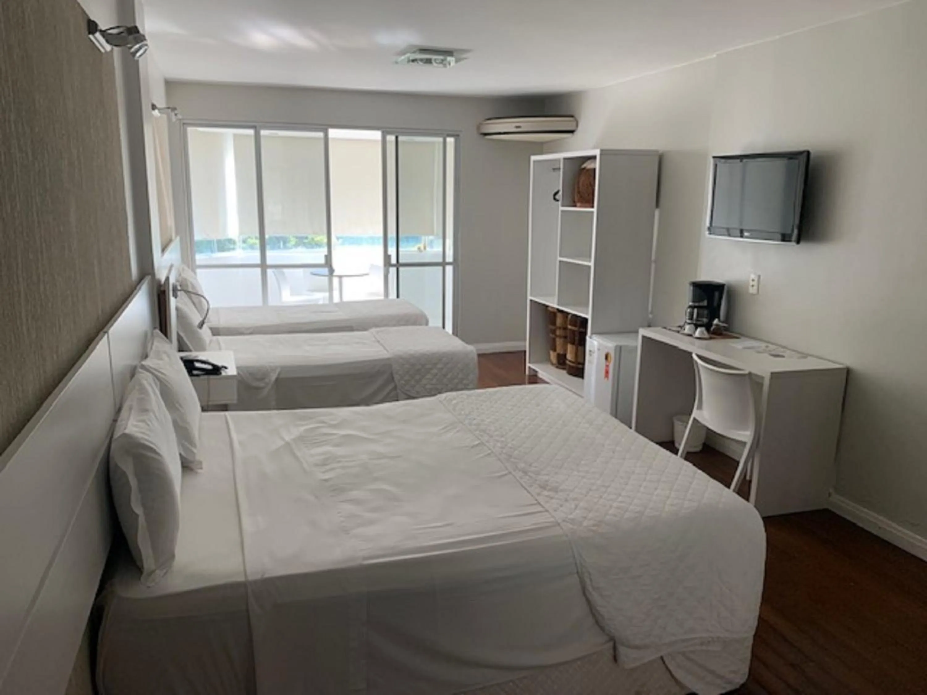 Bedroom, Bed in Emirates Hotel & Suites