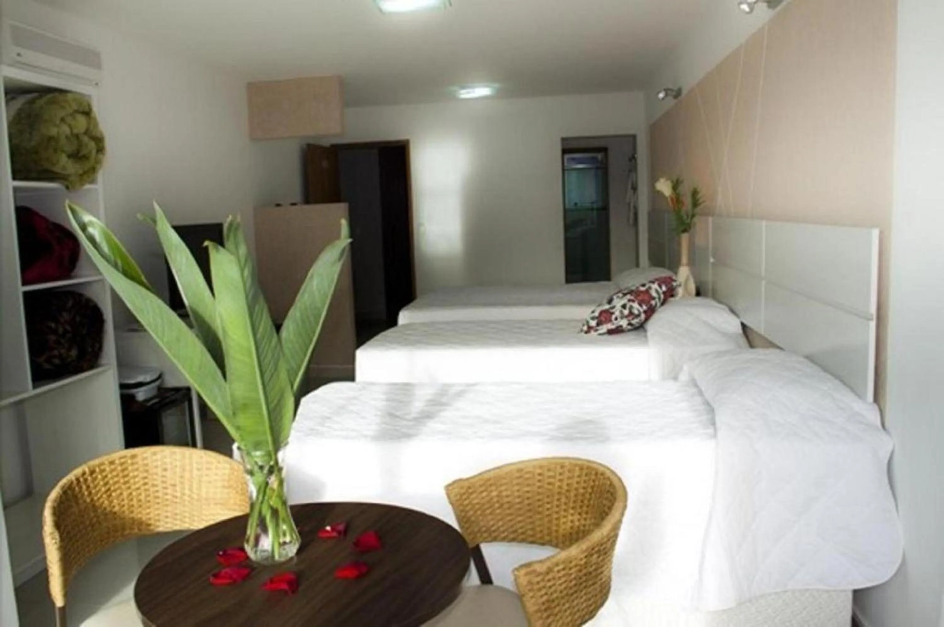 Bedroom, Bed in Emirates Hotel & Suites