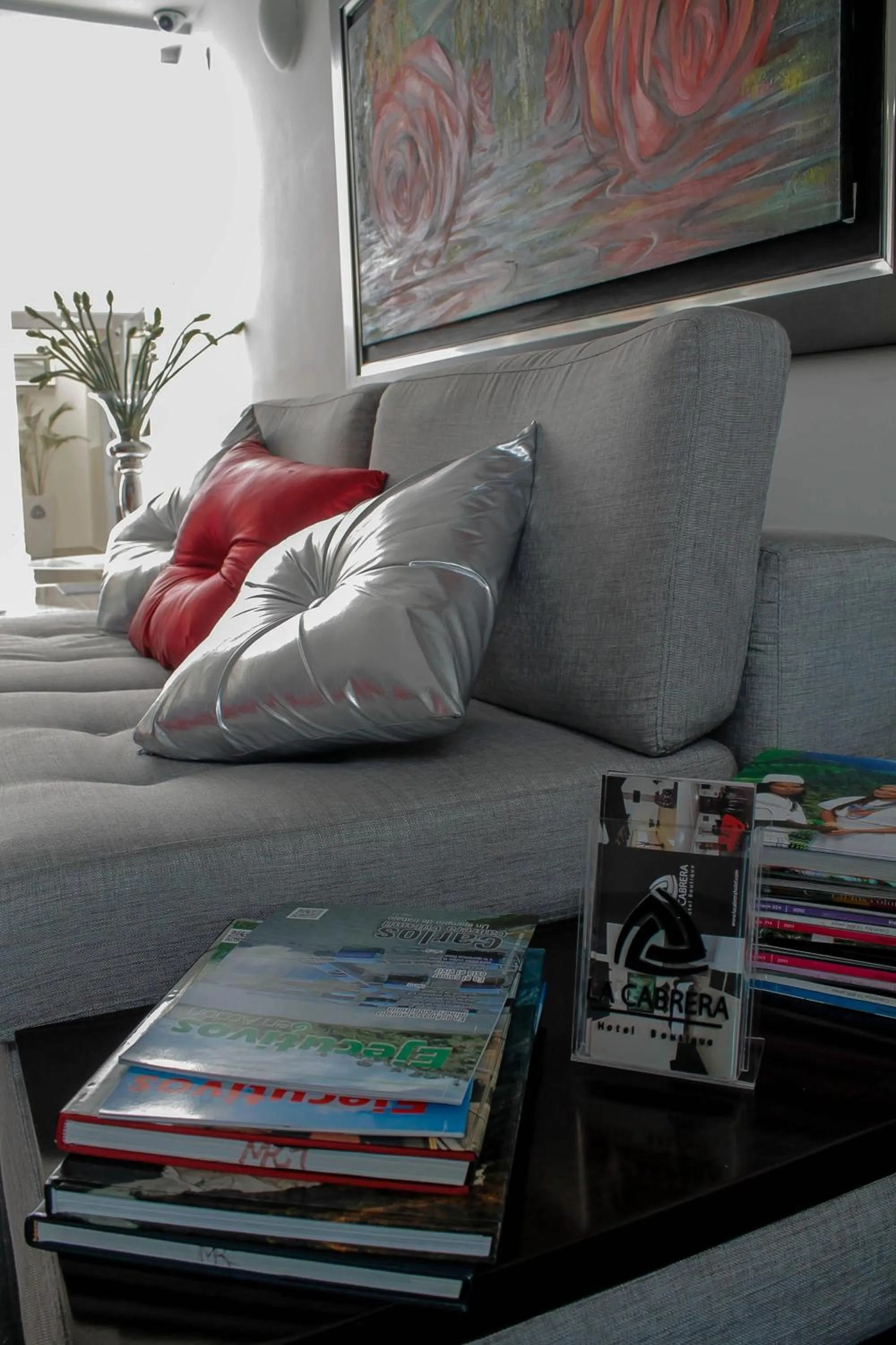 Communal lounge/ TV room in La Cabrera Hotel Boutique