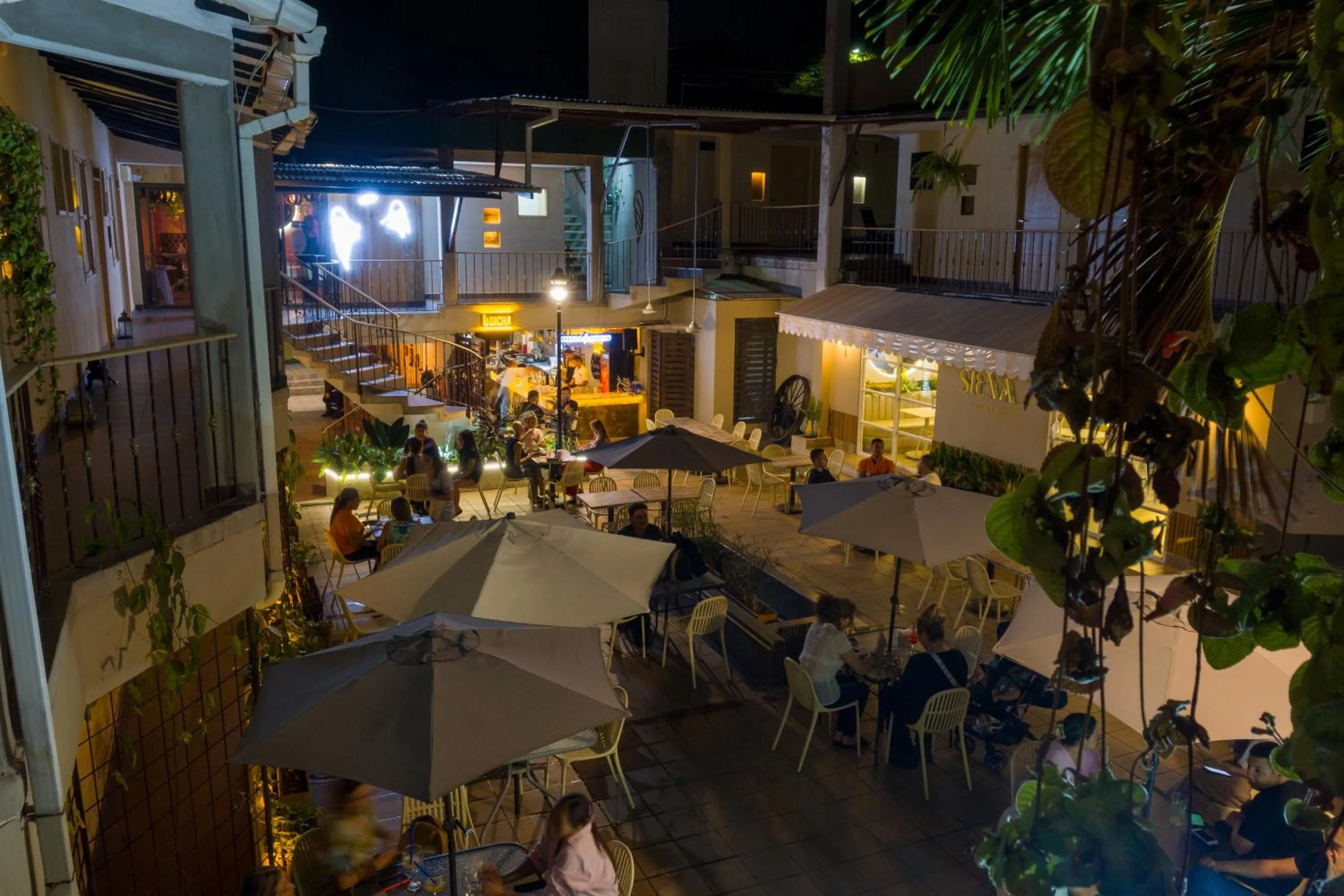 Staff in Corona Real