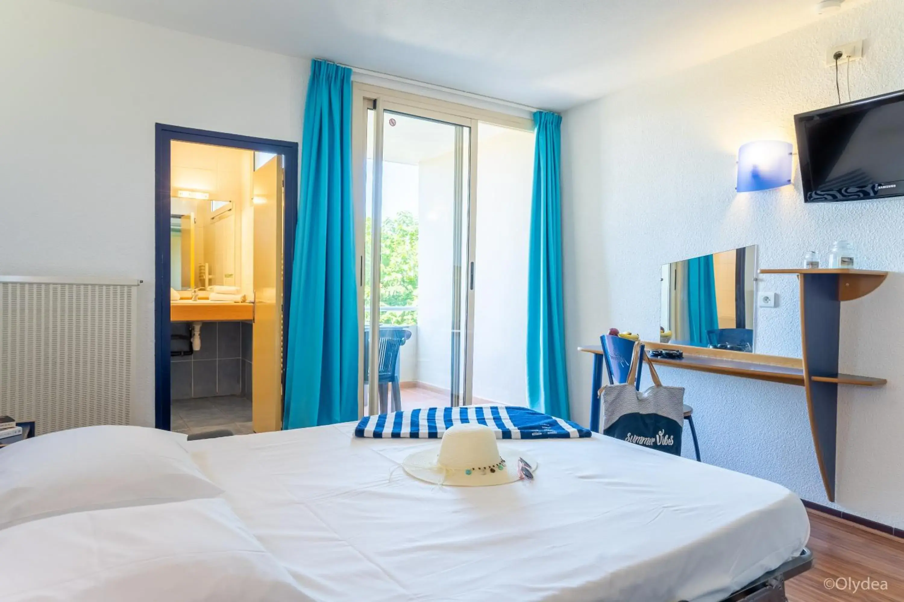 Photo of the whole room, Bed in Olydea le Neptune Saint Pierre la mer Photo of the whole room, Bed in Olydea le Neptune Saint Pierre la mer