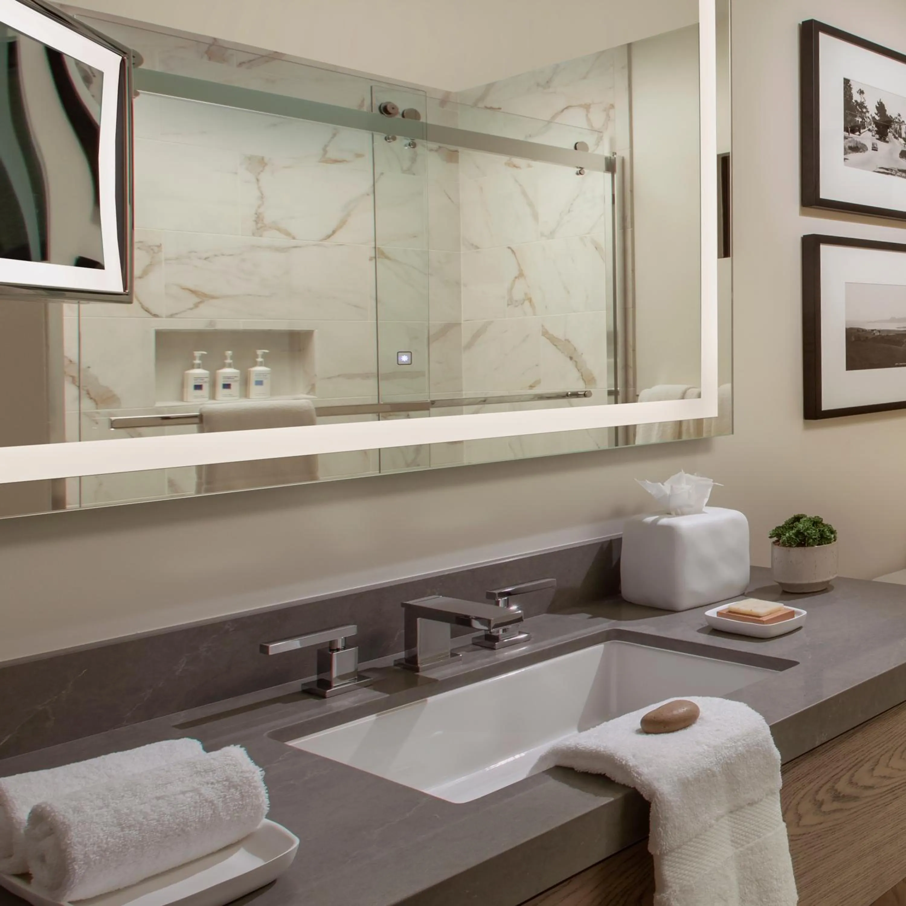 Toilet in Stilwell Hotel