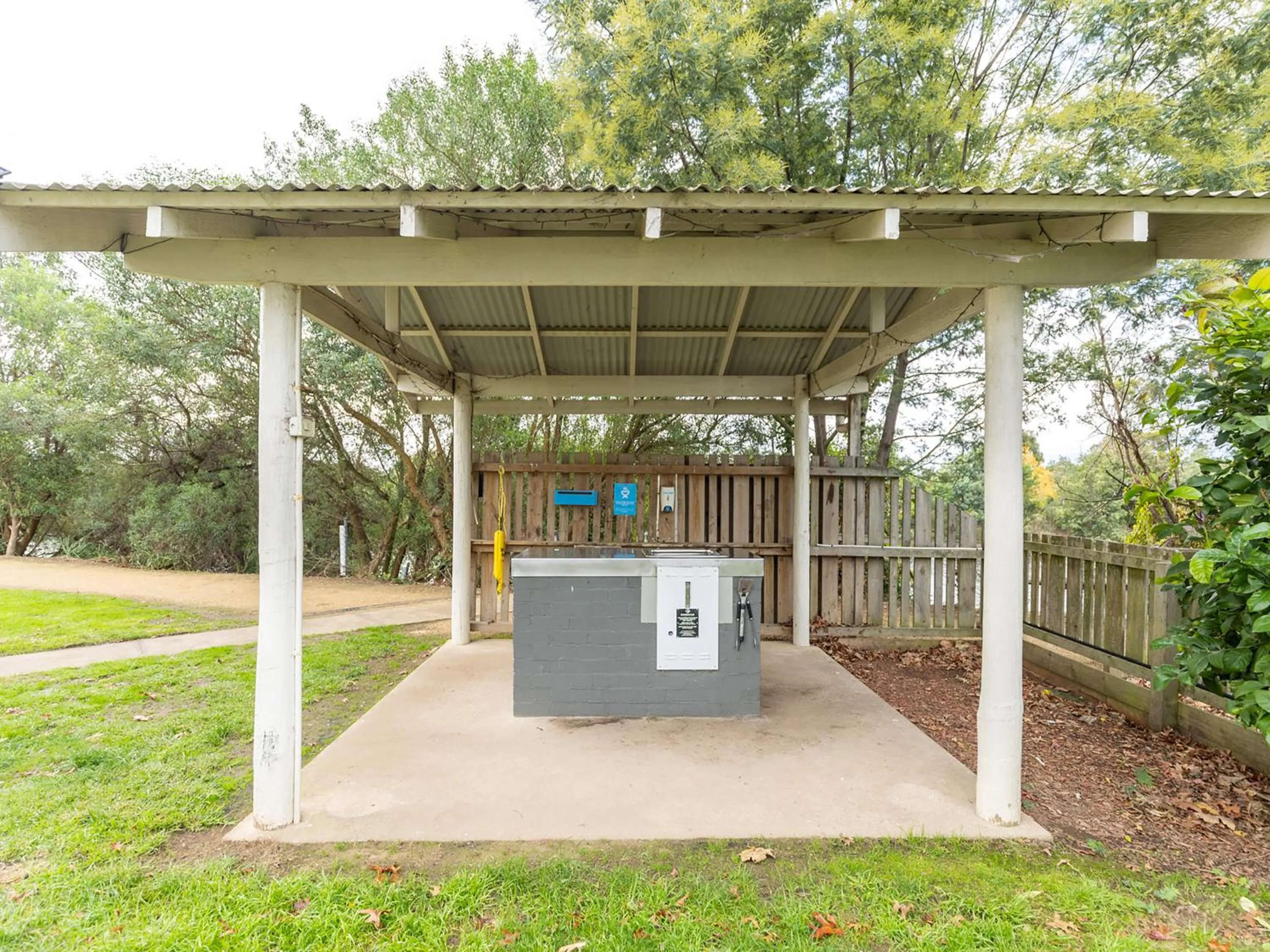 BBQ facilities in NRMA Bairnsdale Riverside Holiday Park