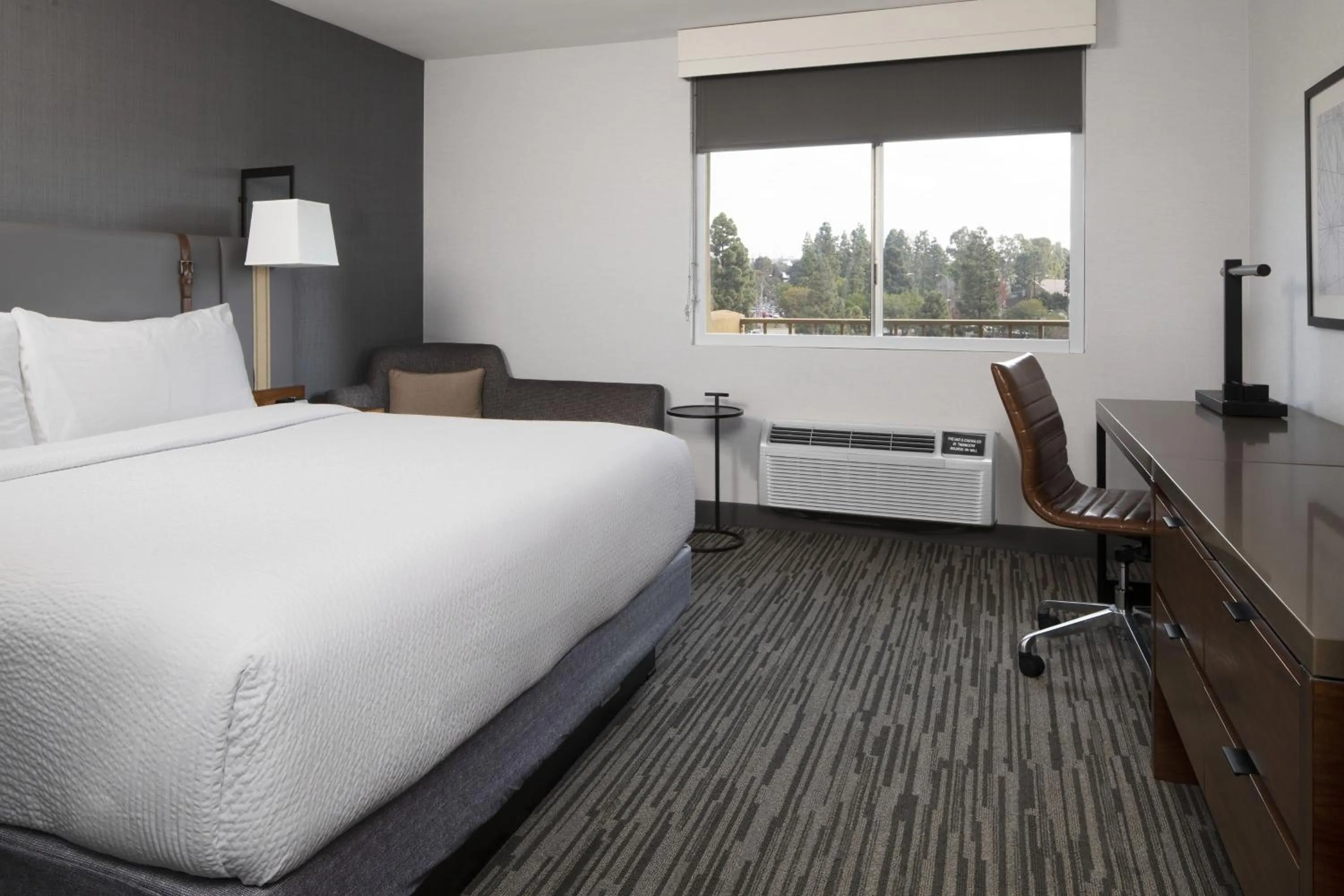 Photo of the whole room, Bed in Four Points by Sheraton Los Angeles Westside