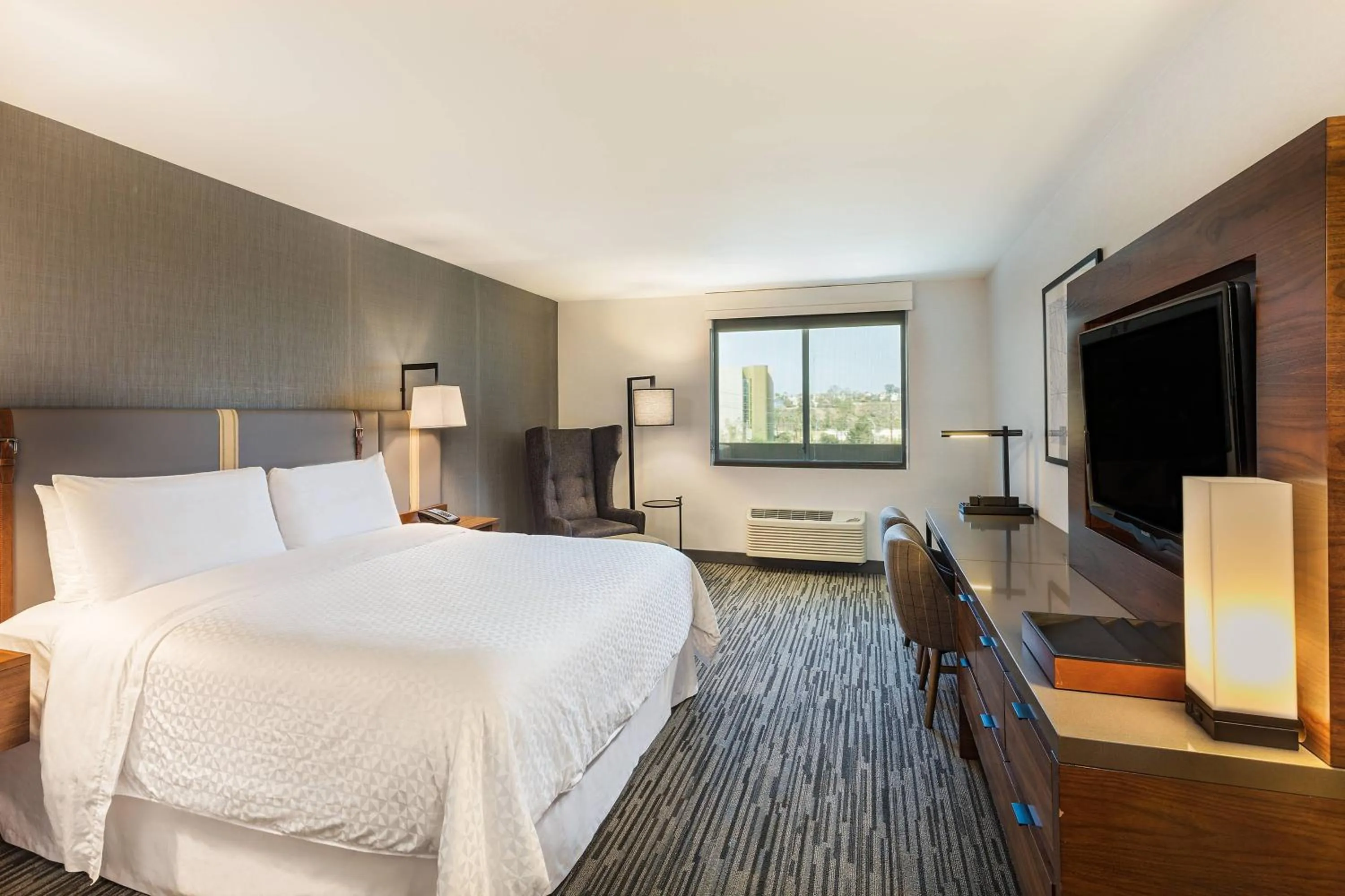 Photo of the whole room, Bed in Four Points by Sheraton Los Angeles Westside