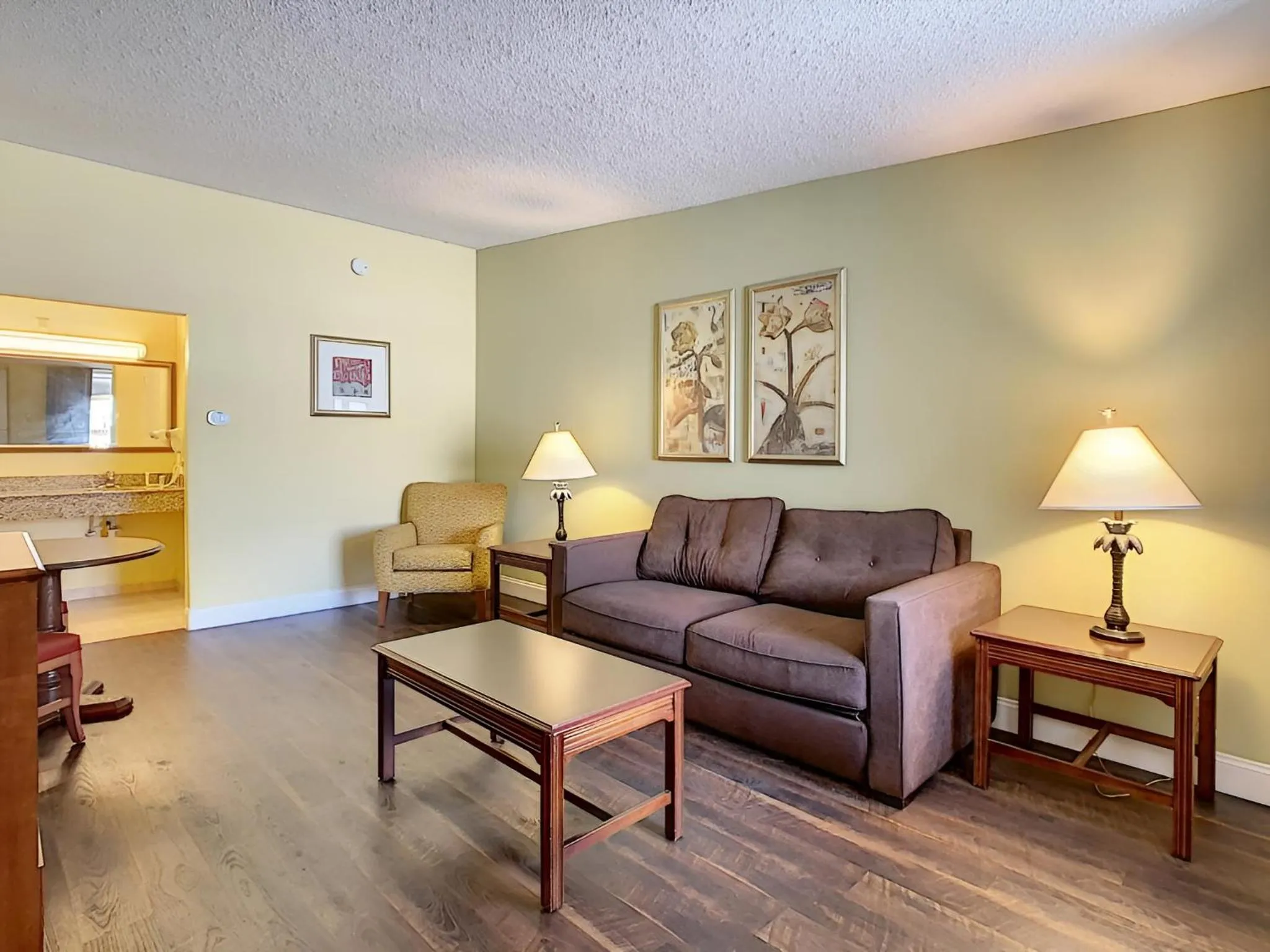 Seating area in Stayable Orlando at Florida Mall