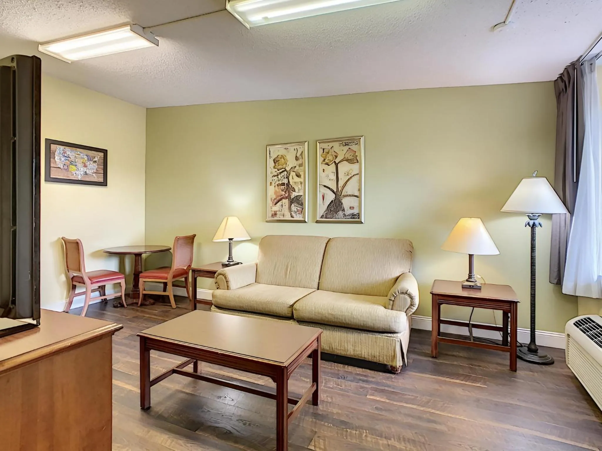 Seating area in Stayable Orlando at Florida Mall