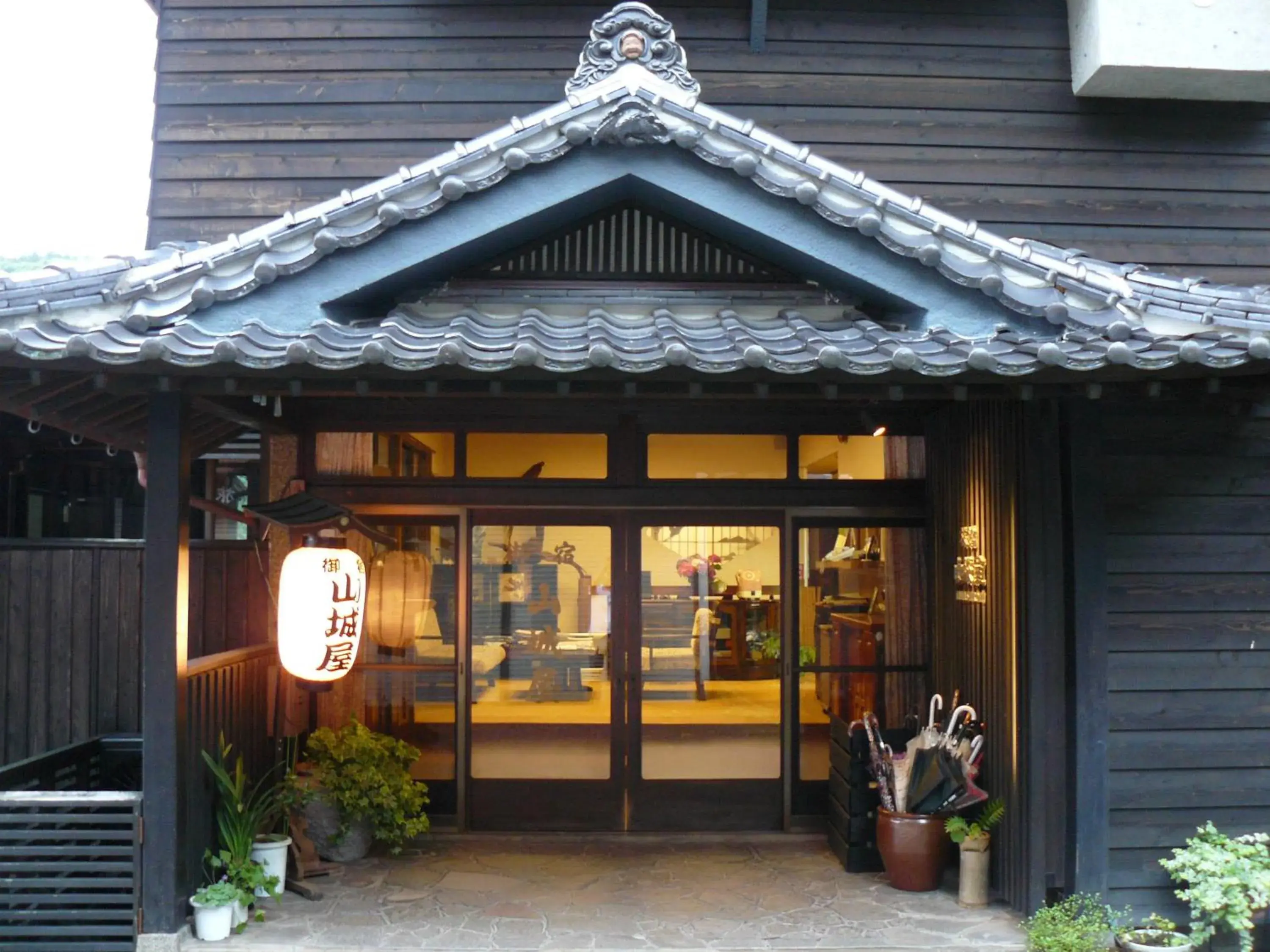 Facade/entrance in Ryokan Yamashiroya Facade/entrance in Ryokan Yamashiroya