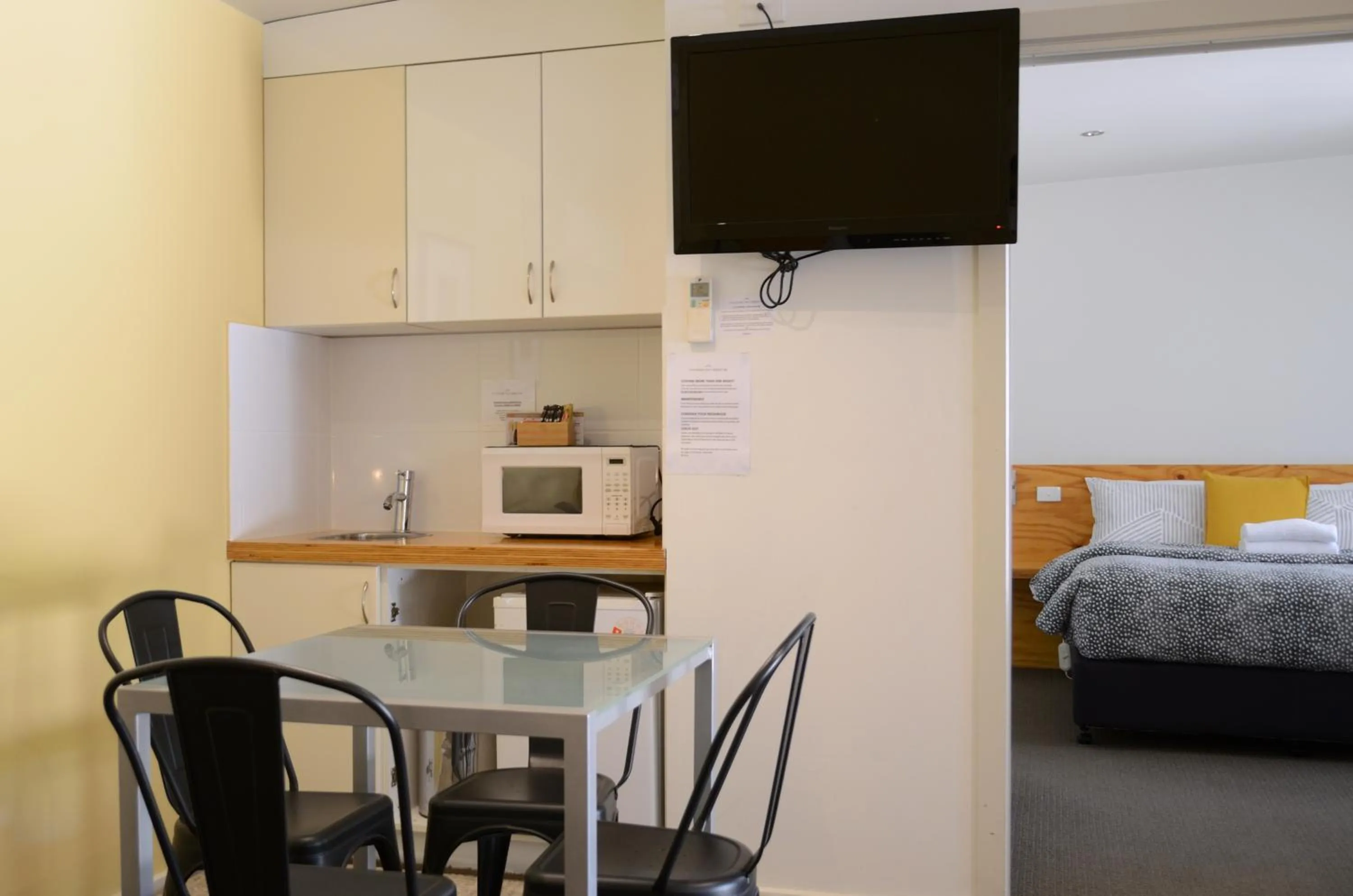 Kitchen or kitchenette, Bed in Myrtleford Motel on Alpine