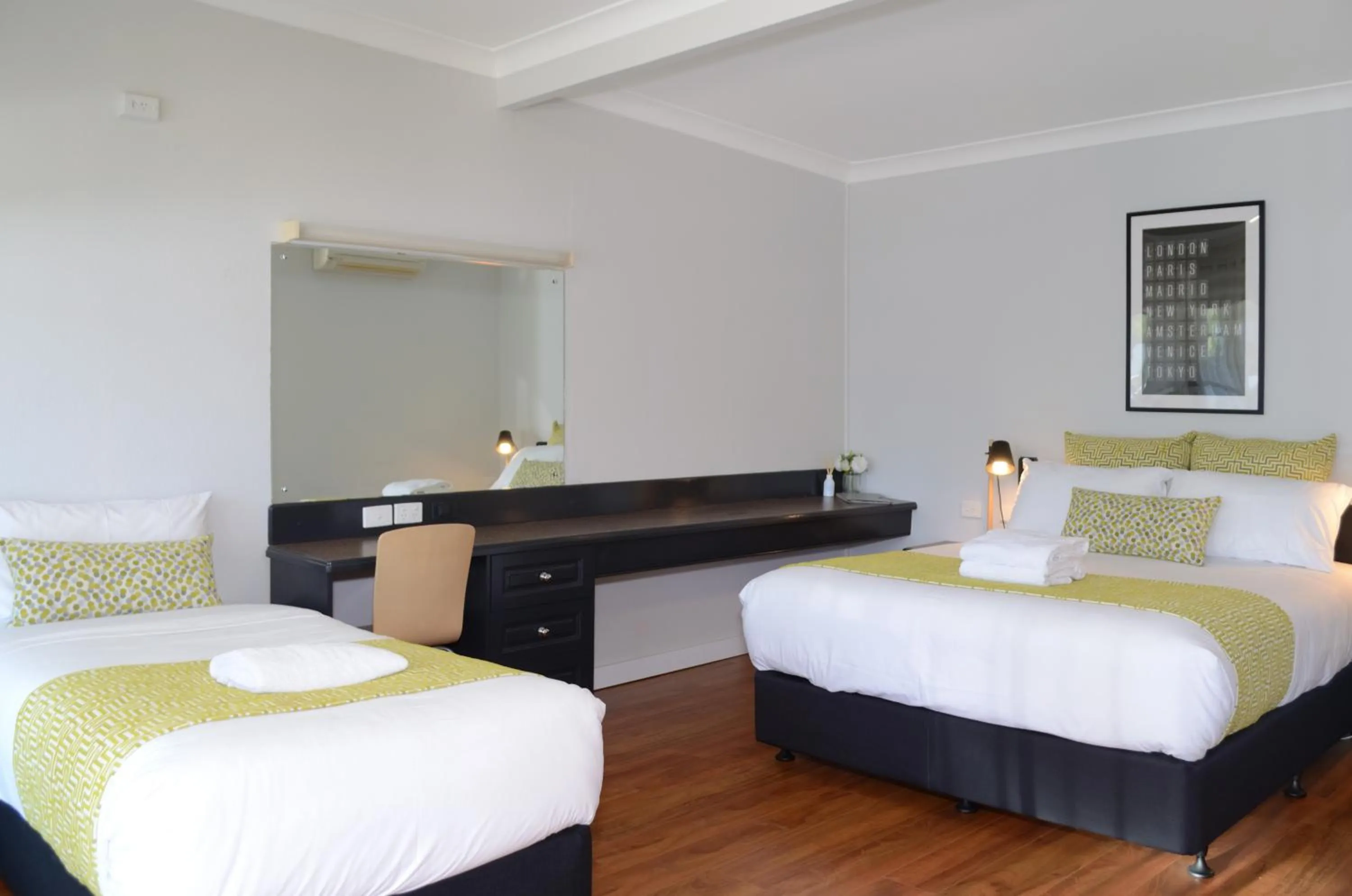 Bedroom, Bed in Myrtleford Motel on Alpine