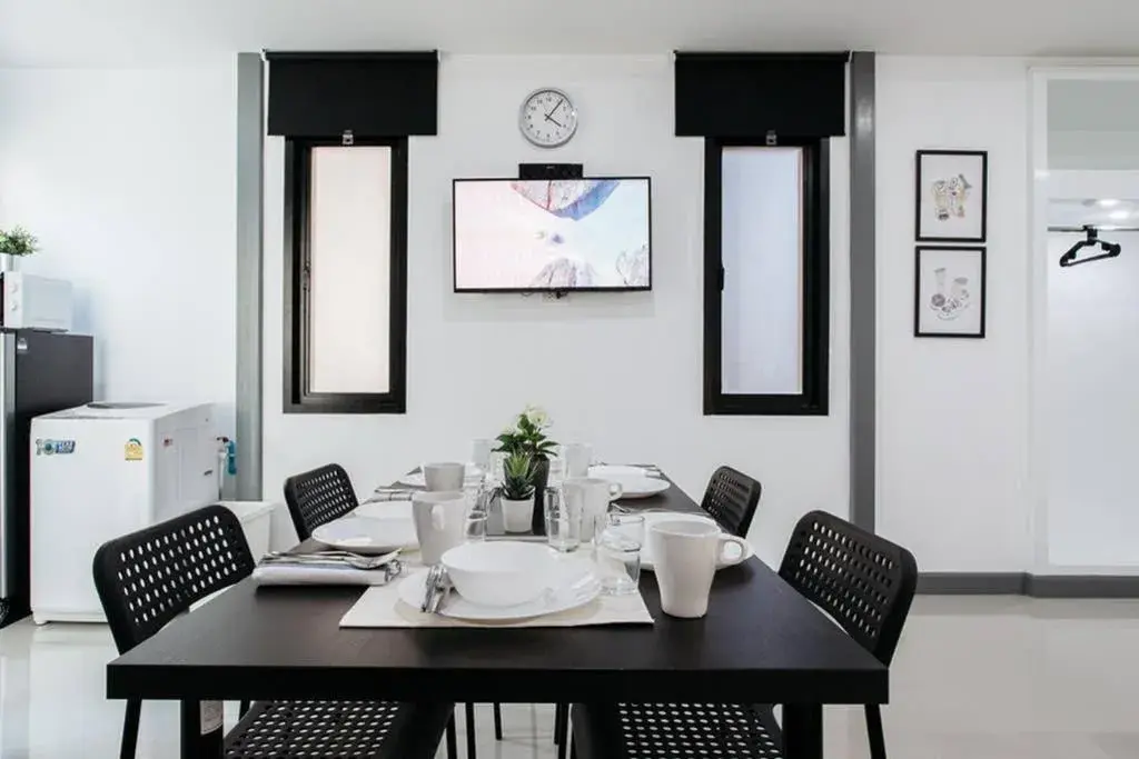 Restaurant/places to eat in P4 Silom Large 2beds full kitchen WIFI 4-6pax Restaurant/places to eat in P4 Silom Large 2beds full kitchen WIFI 4-6pax