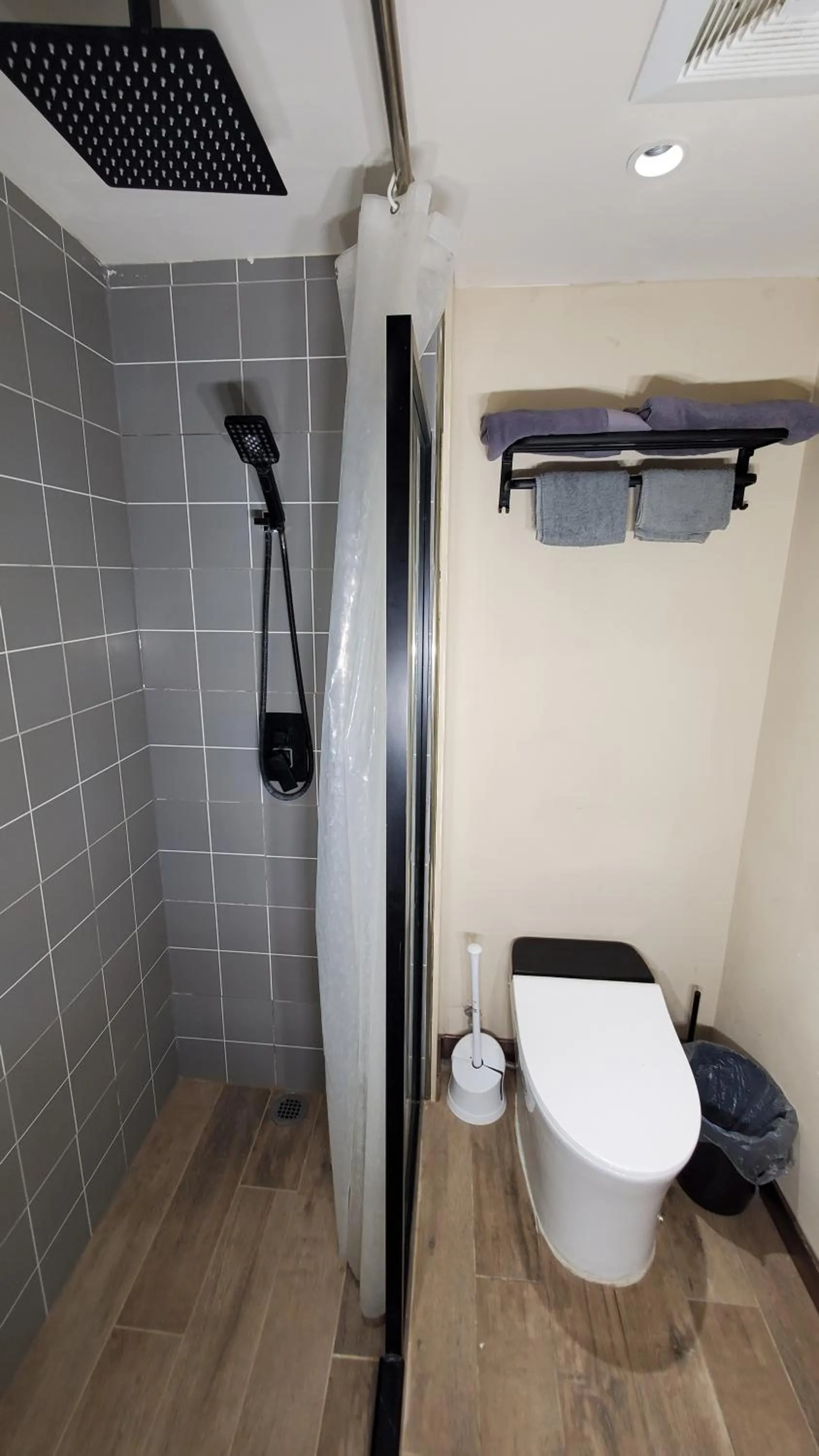 Shower in American Inn