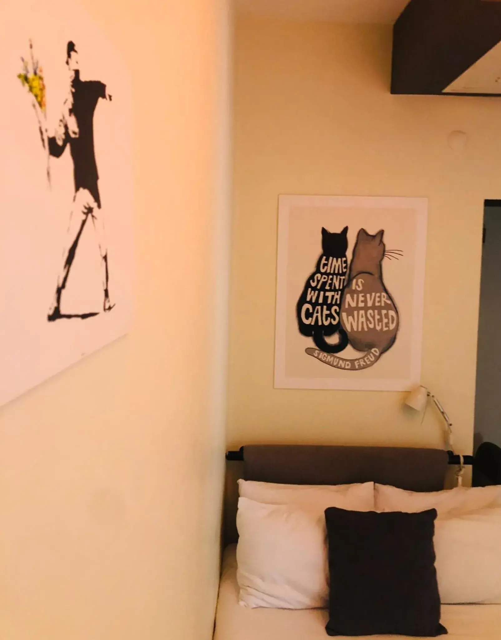 Property building, Bed in Rumours Inn Property building, Bed in Rumours Inn