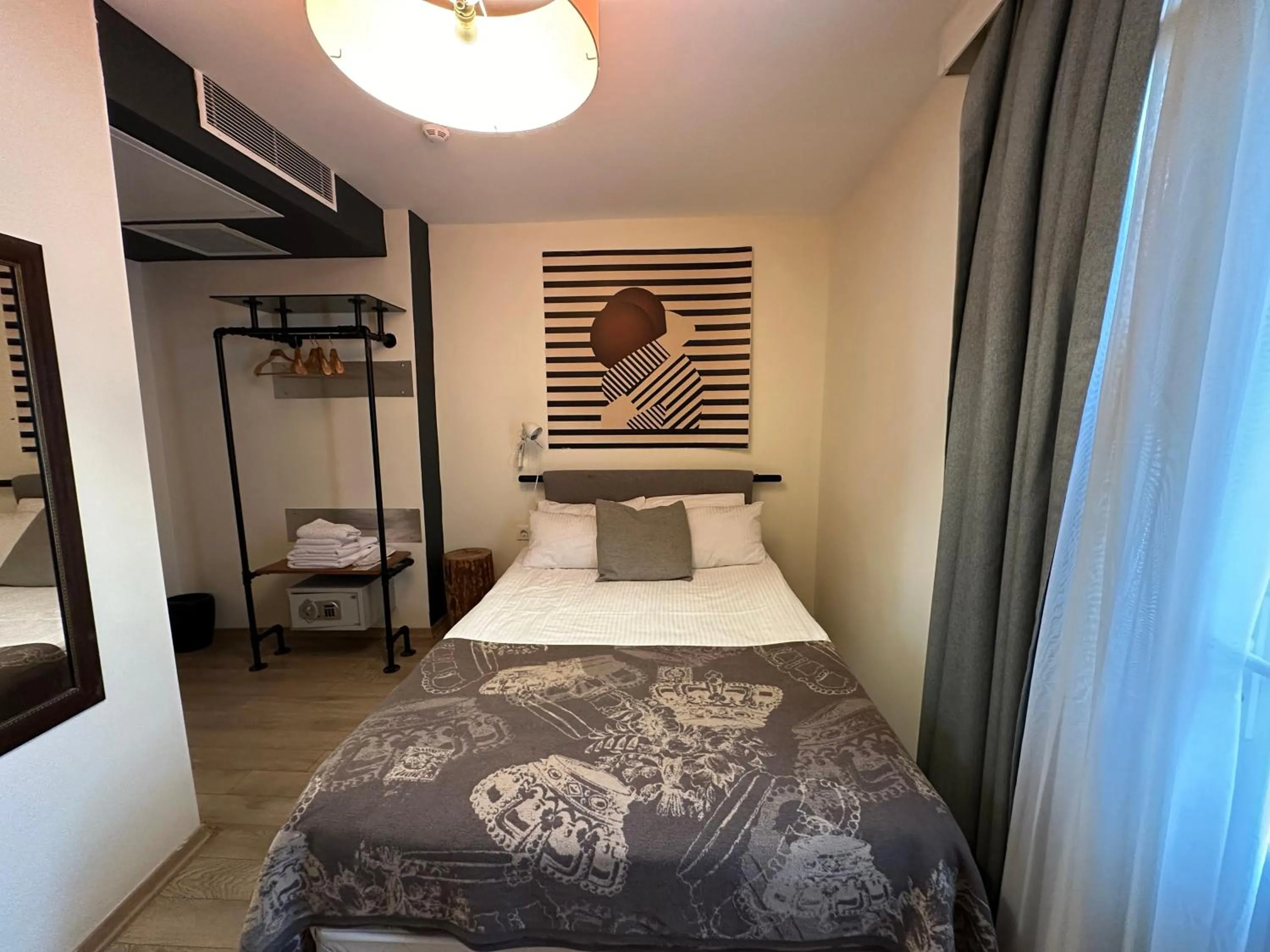 Photo of the whole room, Bed in Rumours Inn