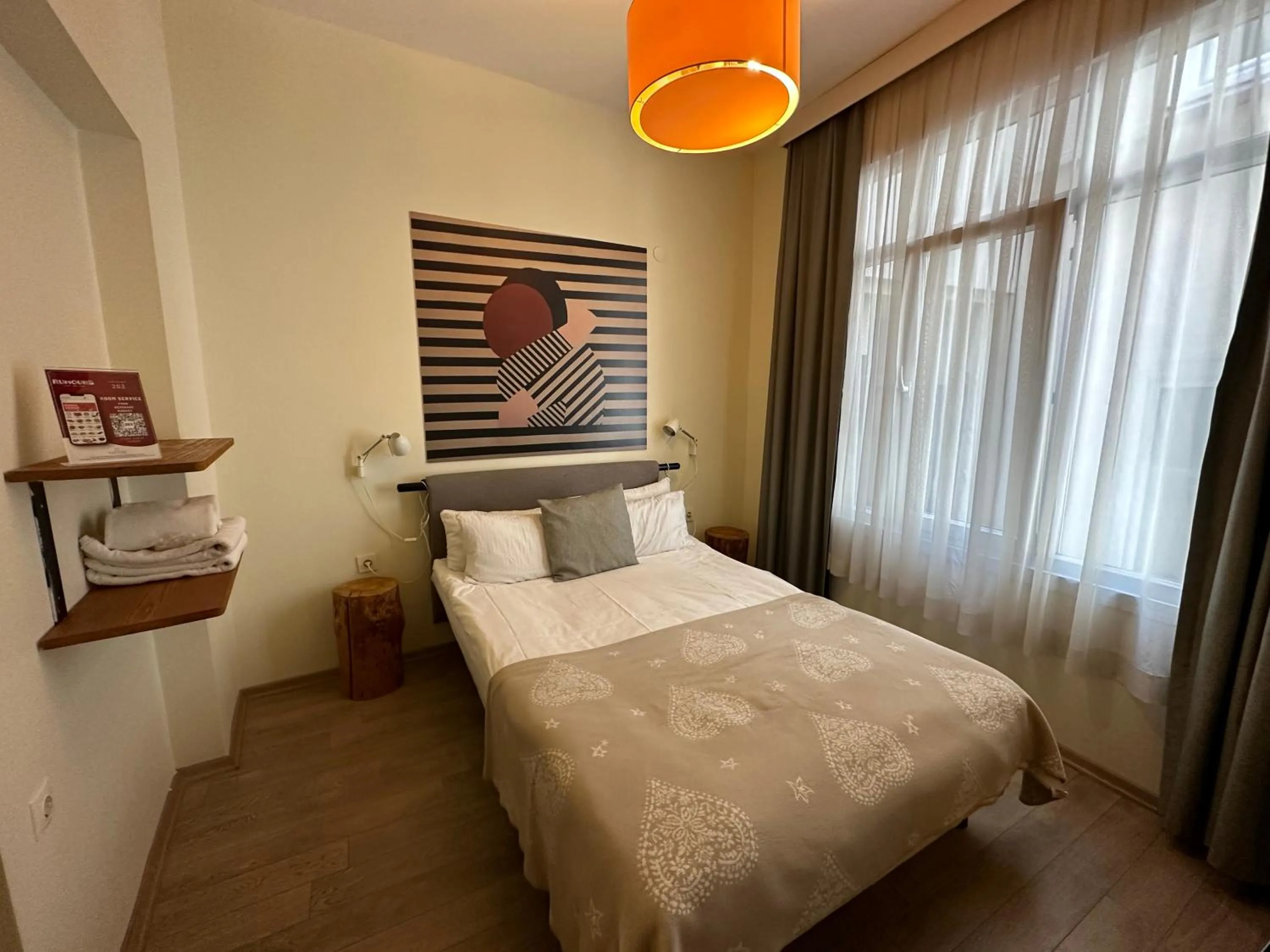 room service, Bed in Rumours Inn