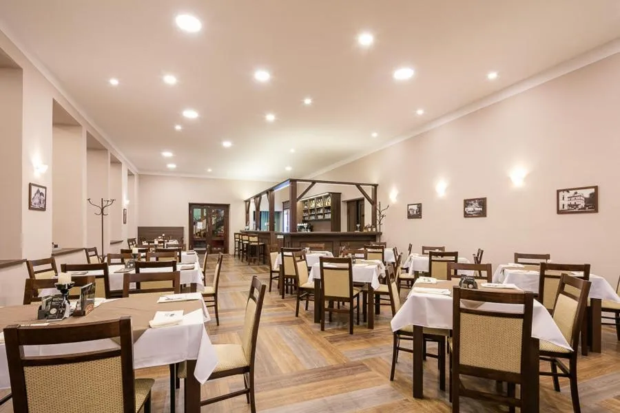 Restaurant/places to eat in Hotel Grand